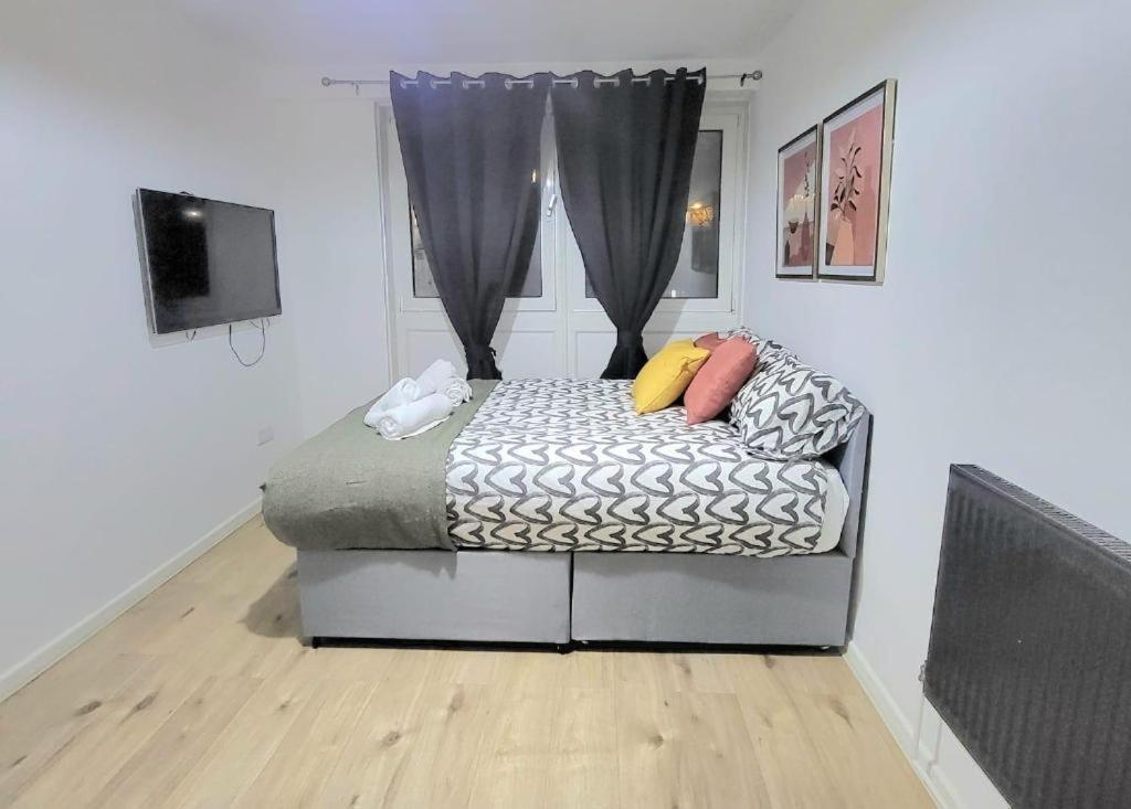Three Bed Flat In Mile End Apartment