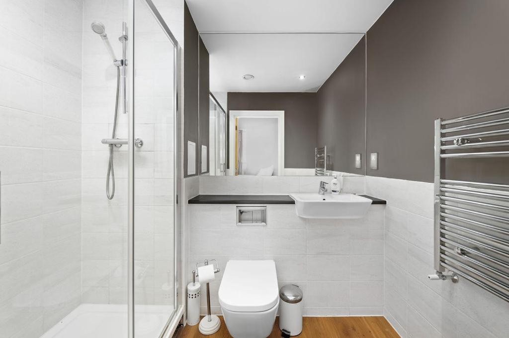 Modern Serviced 3-bedroom Flat In East Apartamento