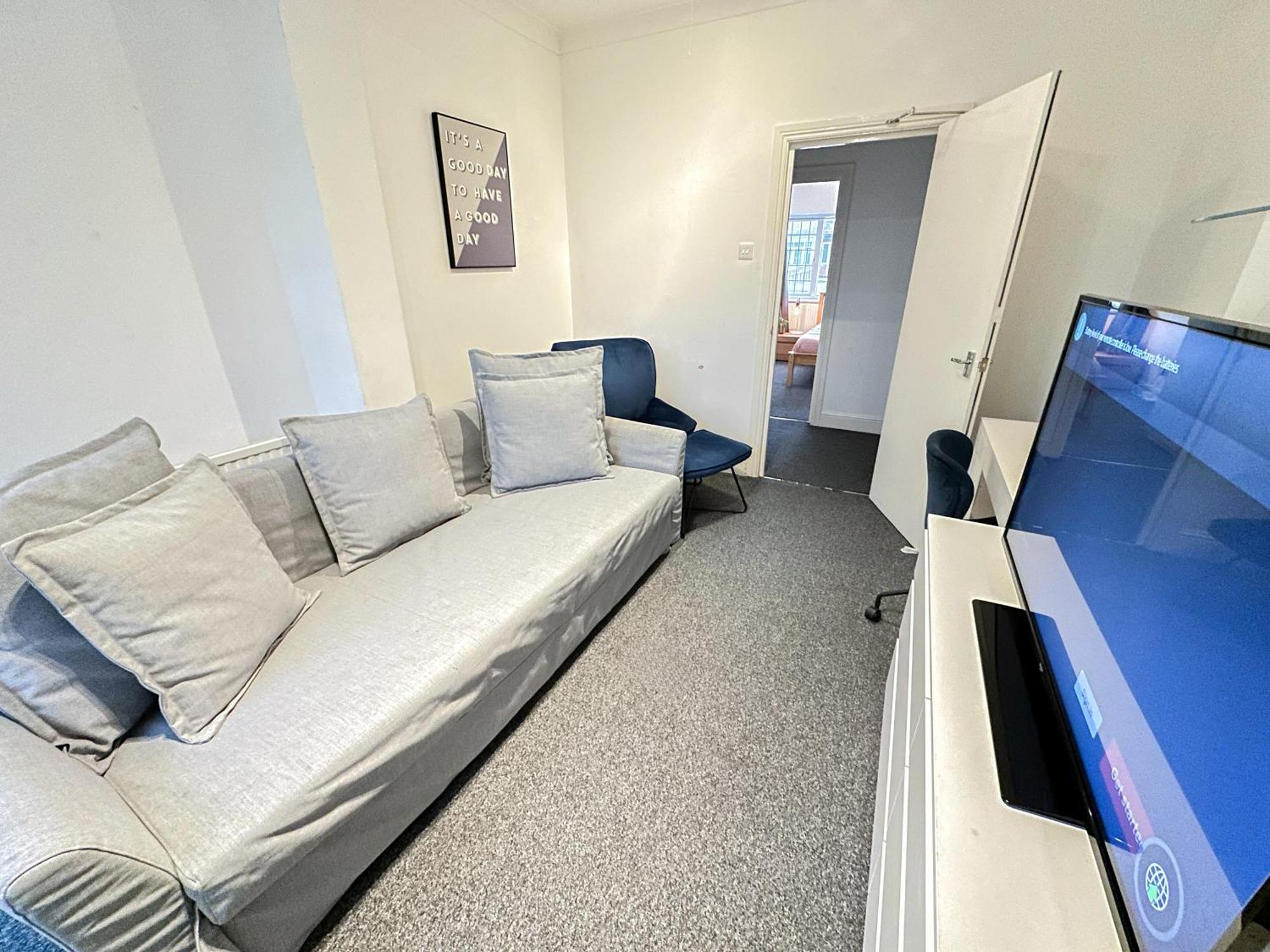 Cosy Near Hampstead Heath With Free On-site Parking & Private Gardens, Golders Green London