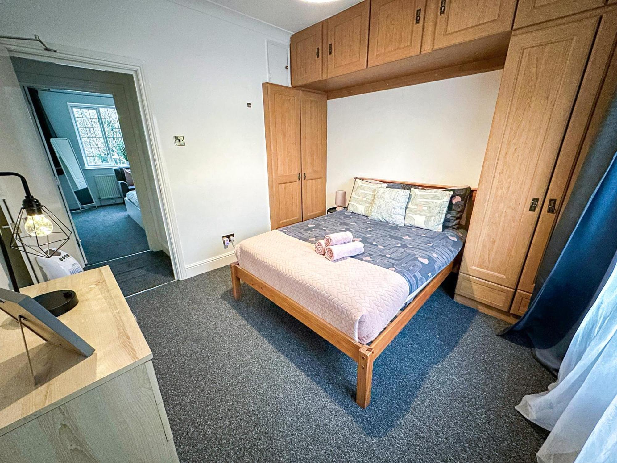 Cosy Near Hampstead Heath With Free On-site Parking & Private Gardens, Golders Green Apartment *