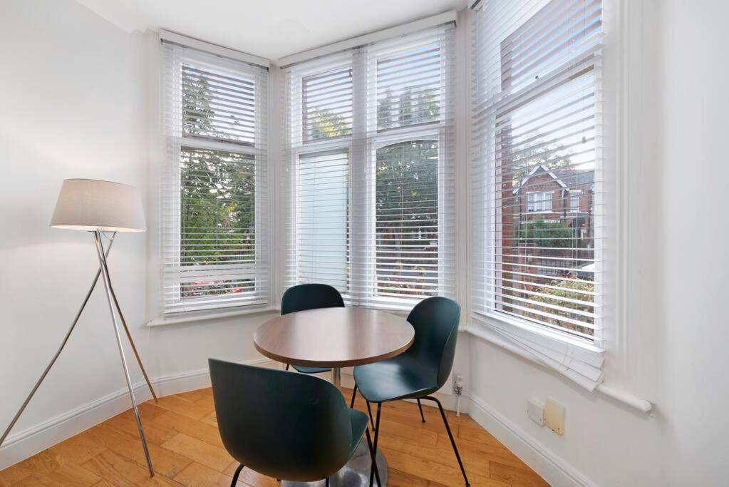 Large 2 Bed Acton Park Chiswick Apartment London