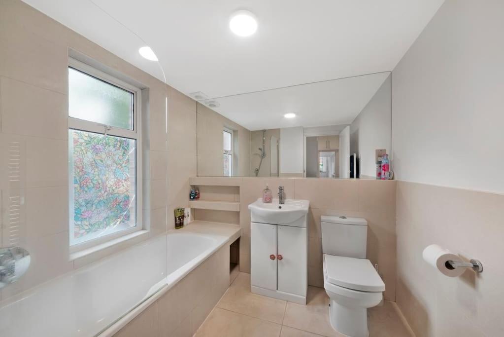 Large 2 Bed Acton Park Chiswick Apartment