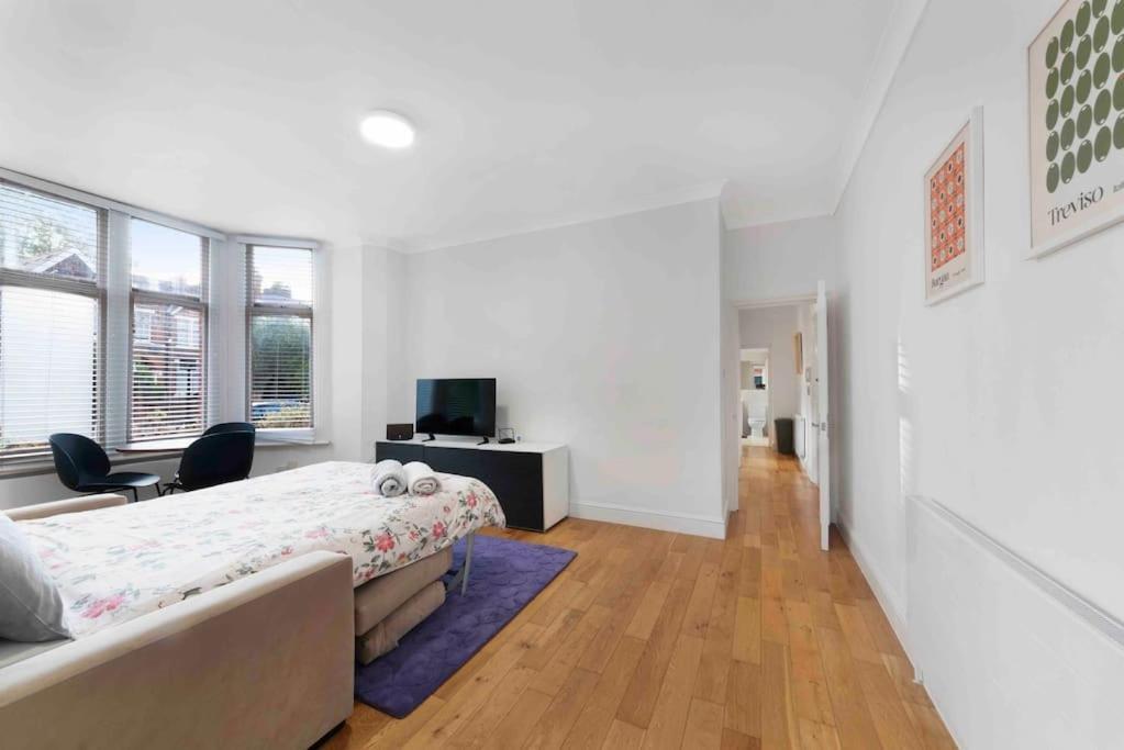 Apartment Large 2 Bed Acton Park Chiswick