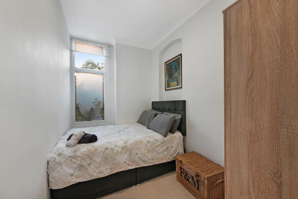 Large 2 Bed Acton Park Chiswick Apartment