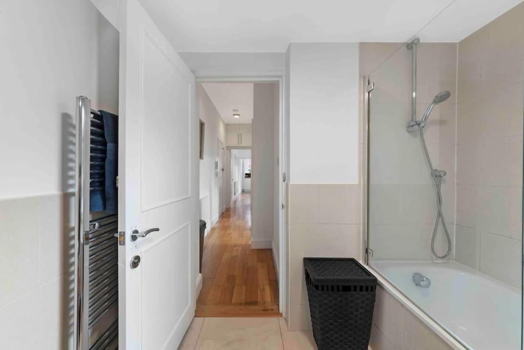 Large 2 Bed Acton Park Chiswick
