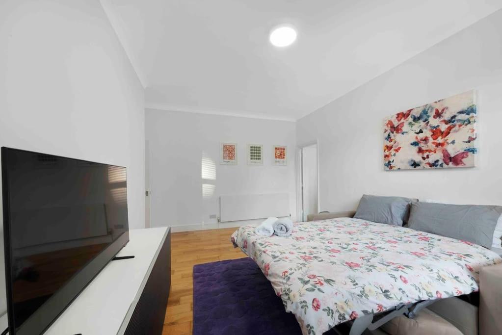 Apartment Large 2 Bed Acton Park Chiswick London