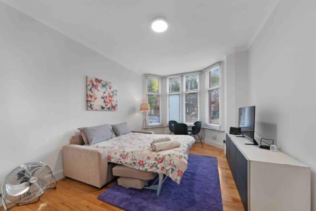 Large 2 Bed Acton Park Chiswick London