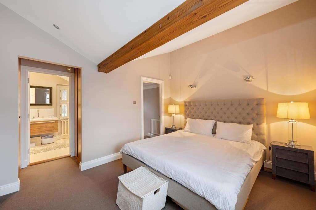 Fairytale Garden House - Next To Victoria Station & Pet Friendly Holiday home London