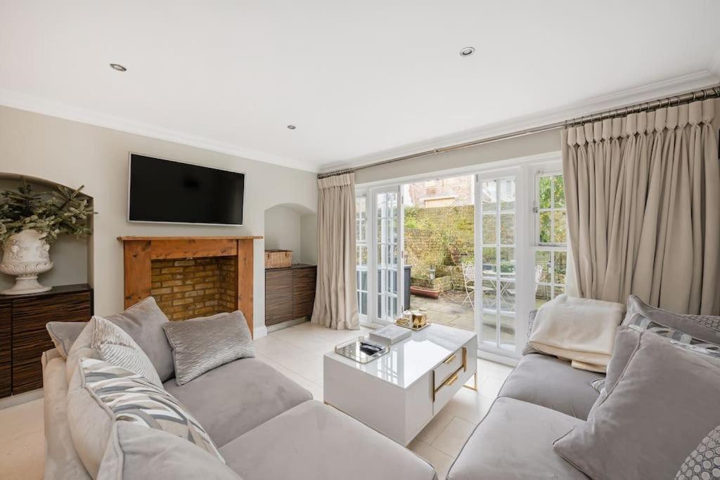 Holiday home Fairytale Garden House - Next To Victoria Station & Pet Friendly *