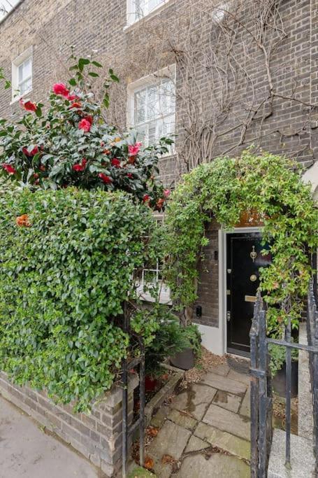 Holiday home Fairytale Garden House - Next To Victoria Station & Pet Friendly London