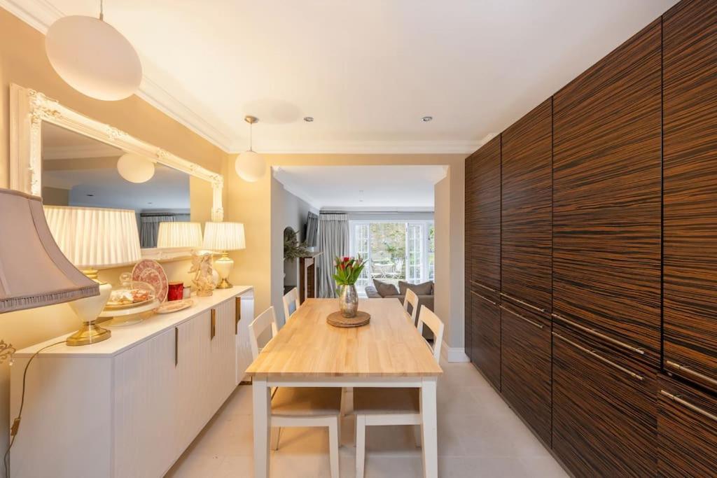 Fairytale Garden House - Next To Victoria Station & Pet Friendly Holiday home