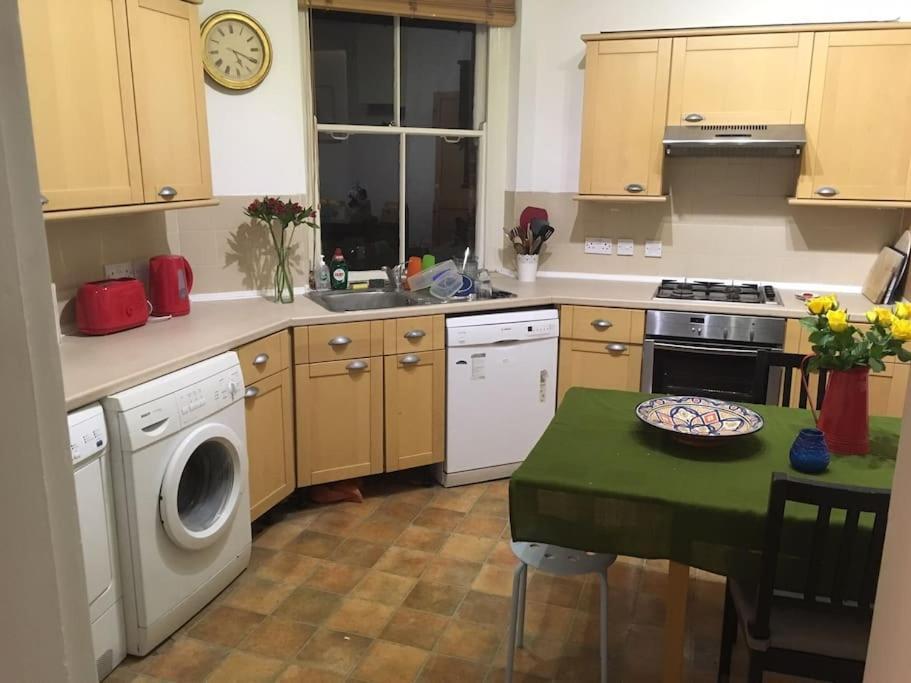 Spacious Flat In West Kensington *