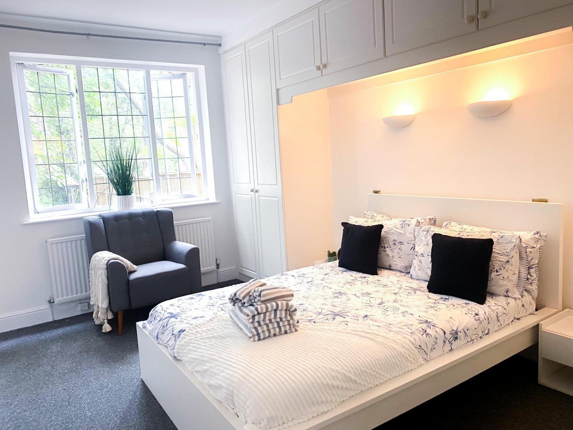 Apartment Cosy Near Hampstead Heath With Free On-site Parking & Private Gardens, Golders Green London