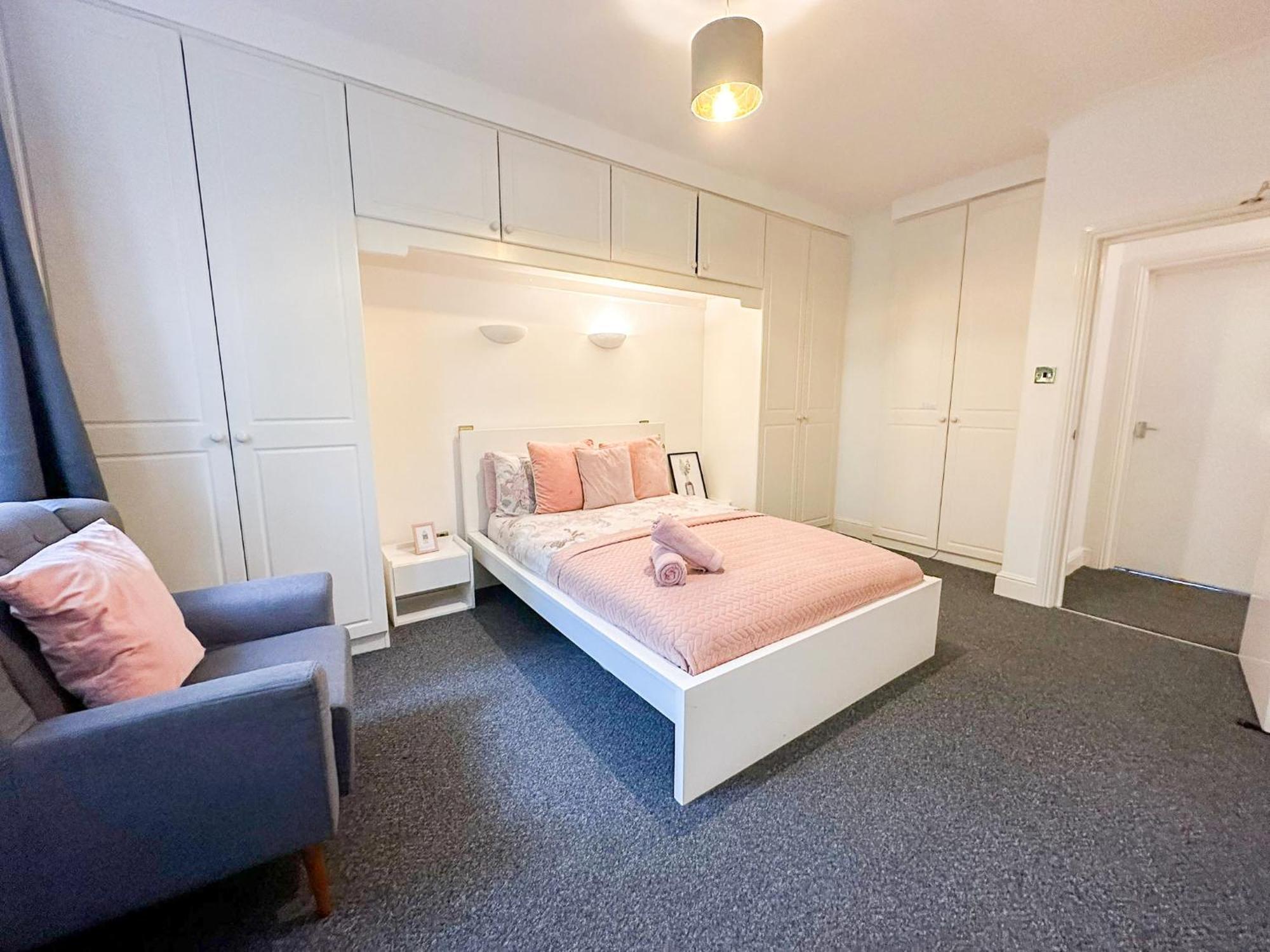 Cosy Near Hampstead Heath With Free On-site Parking & Private Gardens, Golders Green Apartment *