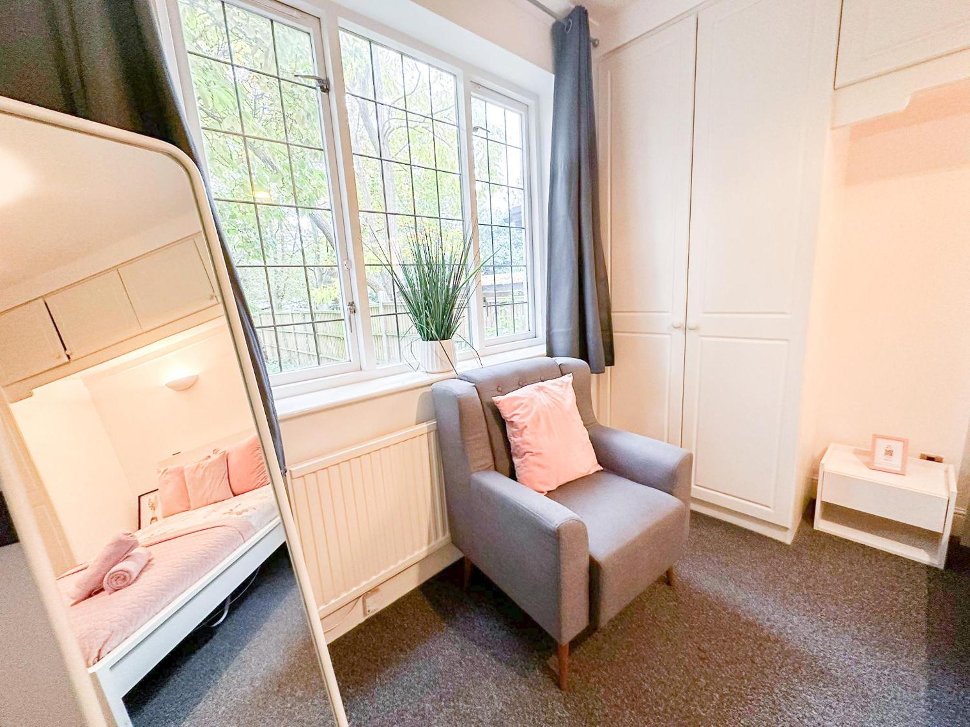 Cosy Near Hampstead Heath With Free On-site Parking & Private Gardens, Golders Green Apartment London