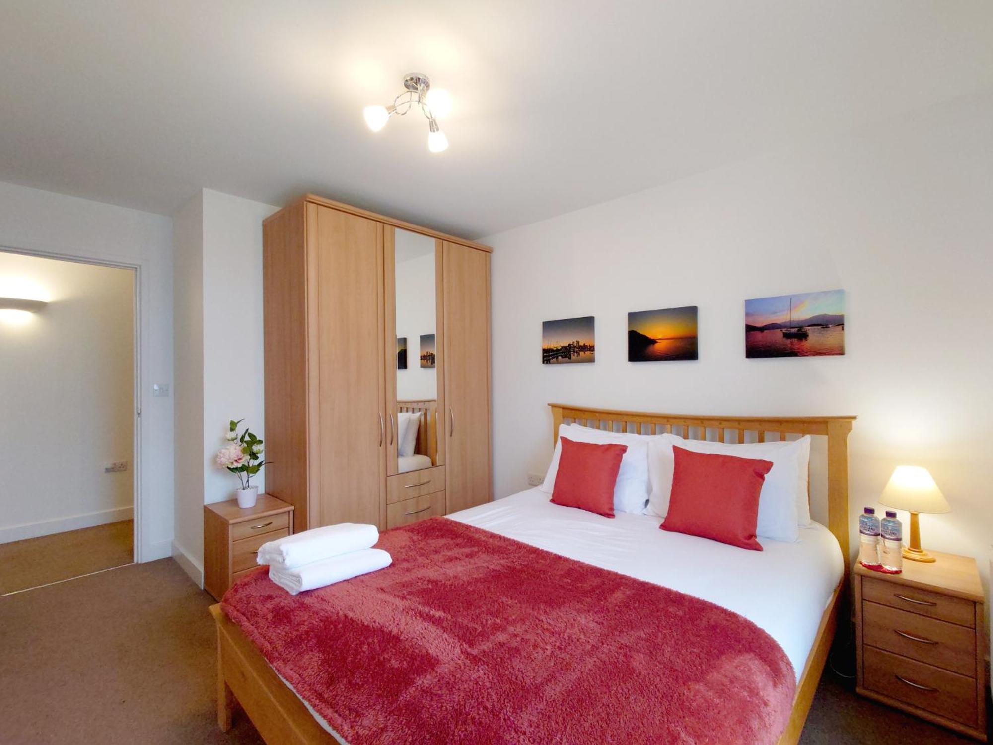 Excel - Three Bed Serviced * Londres