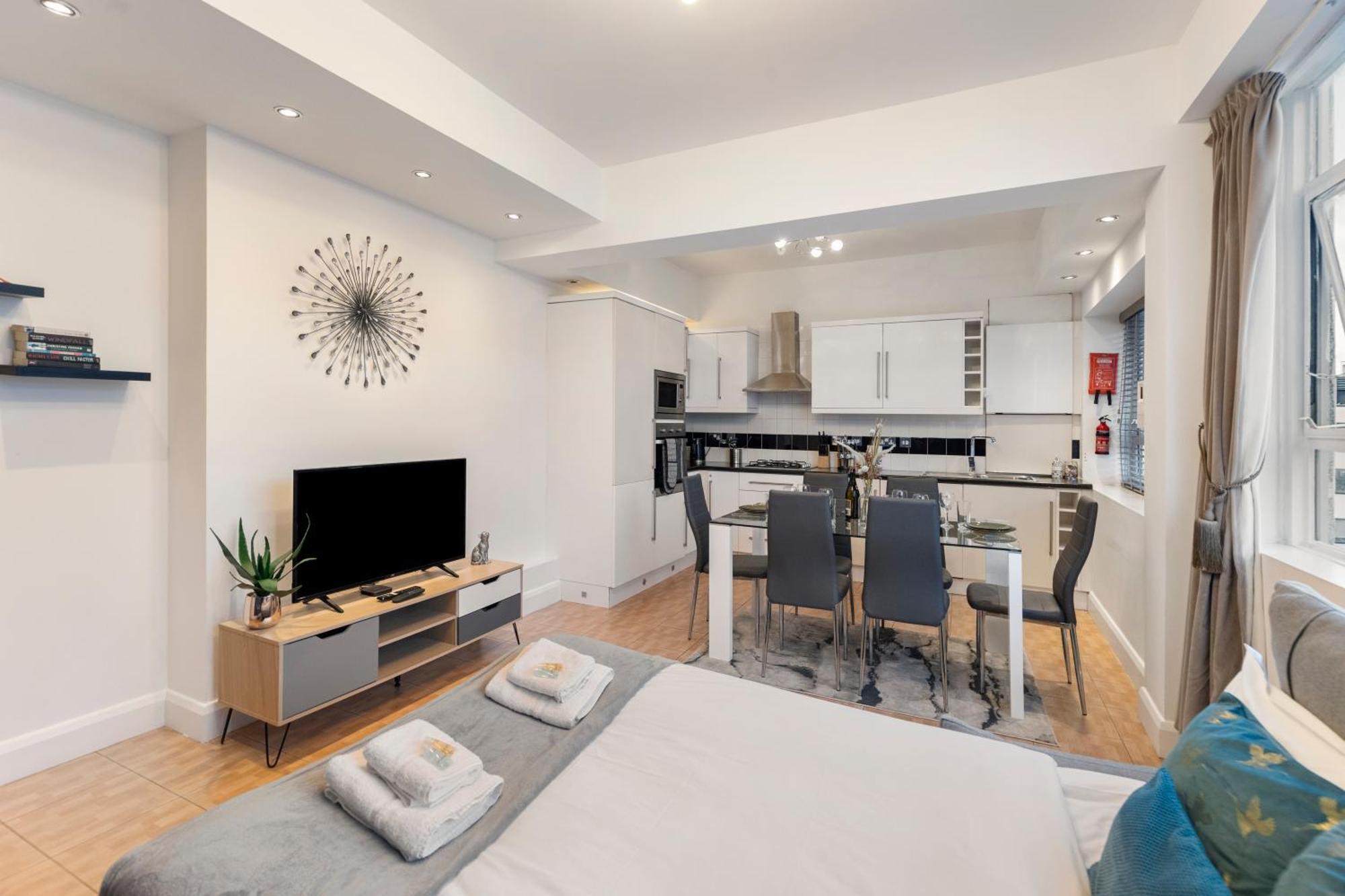 Central Located In City Of - Farringdon Station *