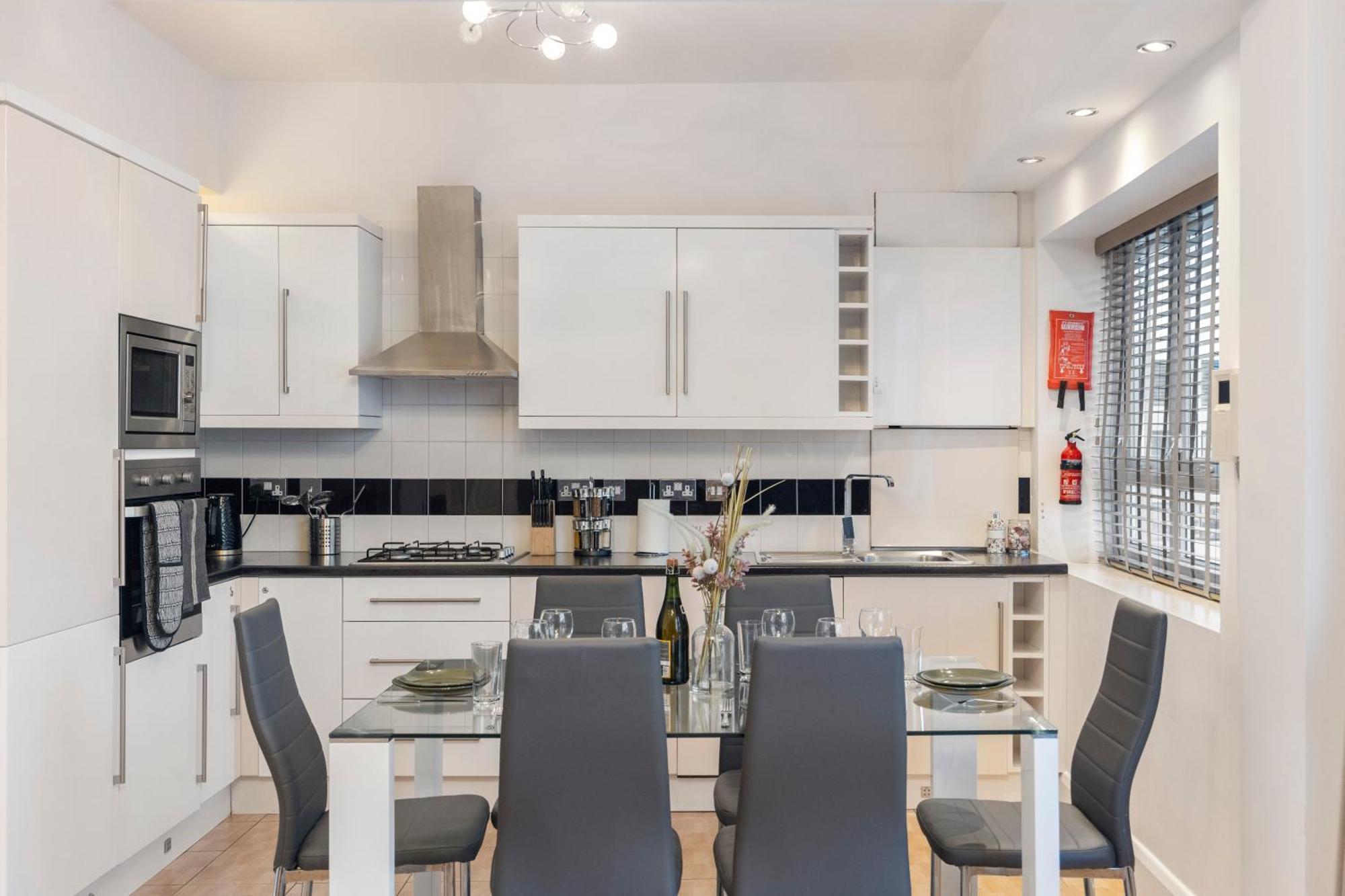 Central Located In City Of - Farringdon Station *