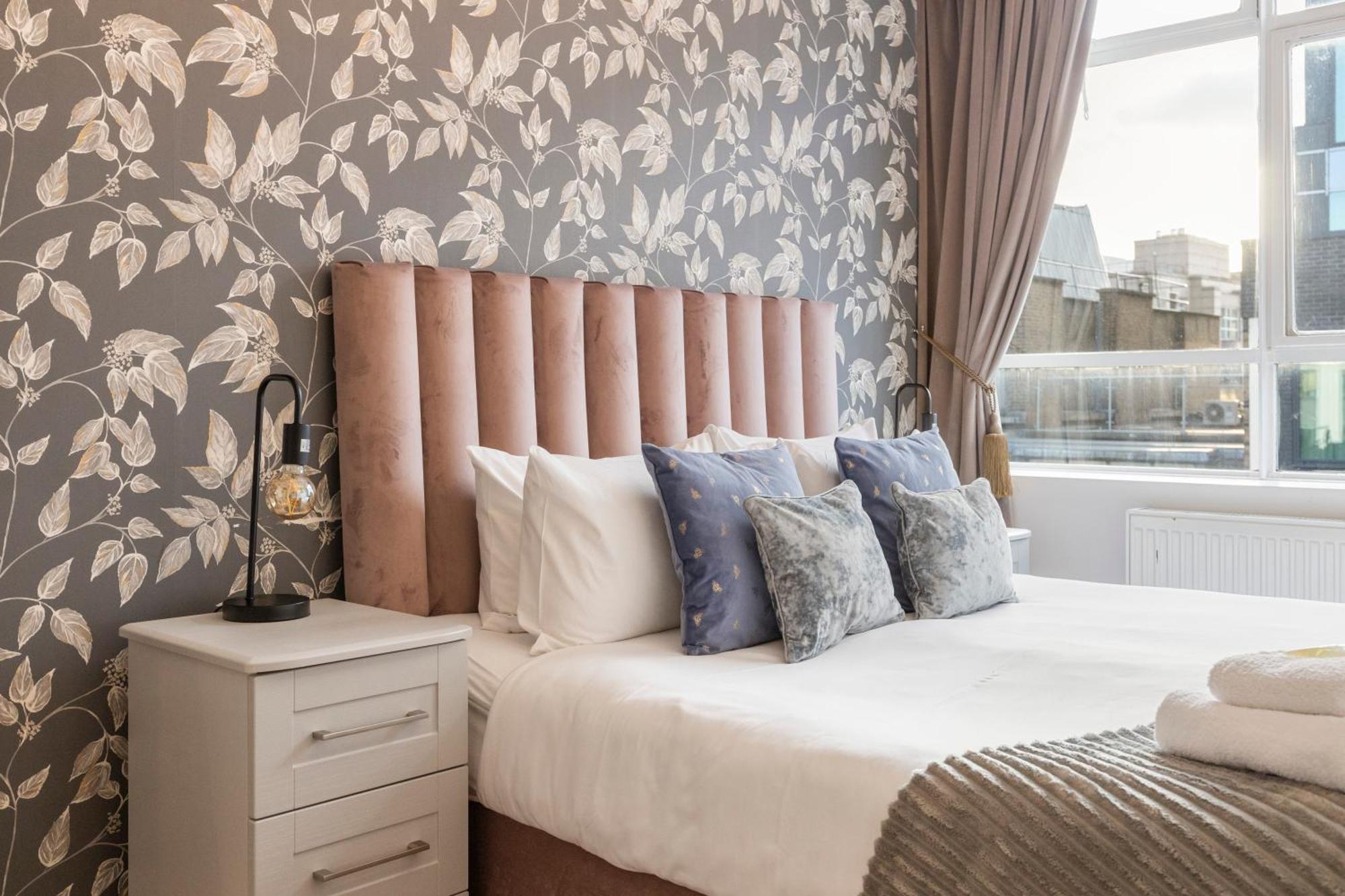 Central Located In City Of - Farringdon Station * London