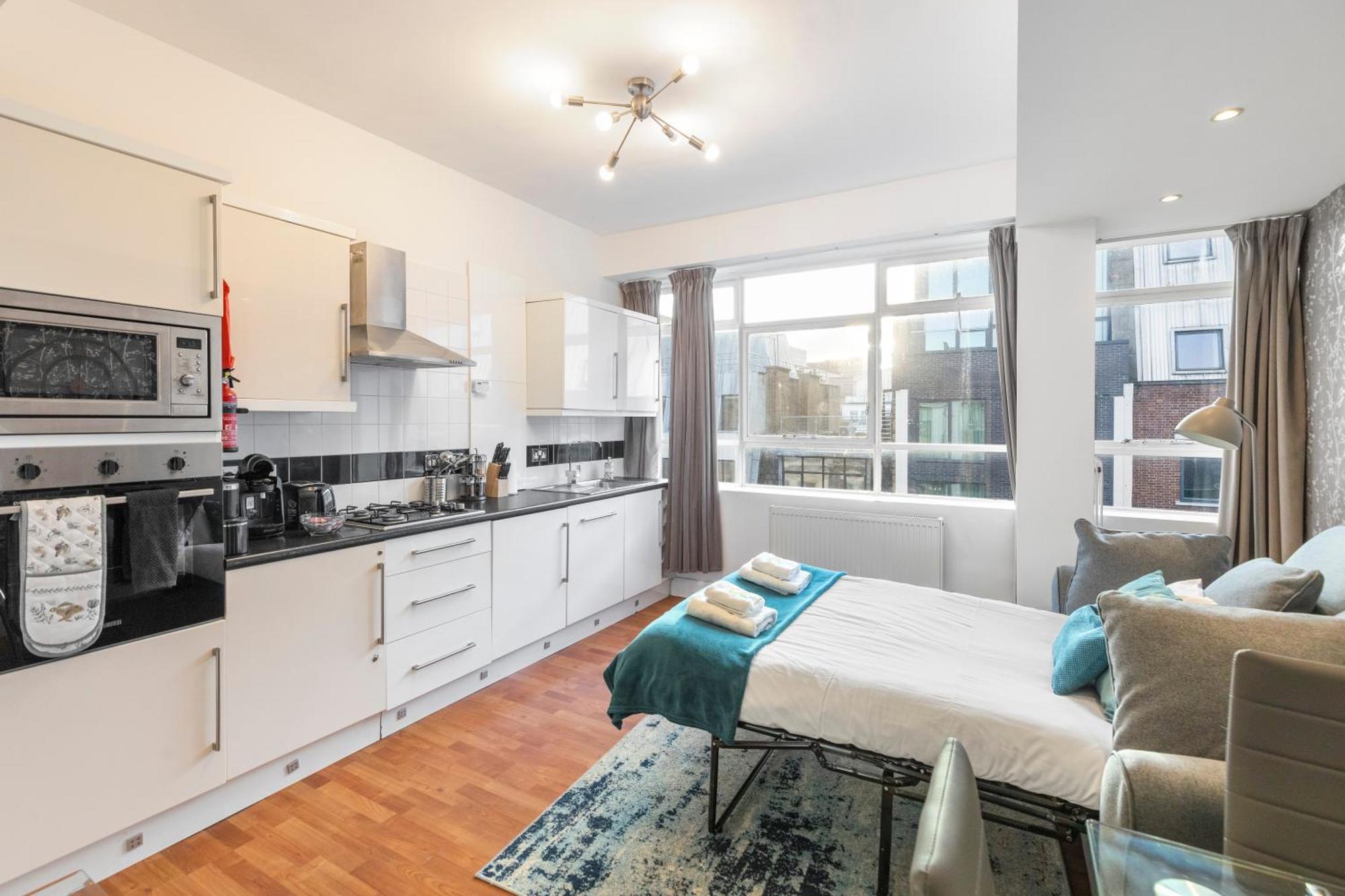 Central Located In City Of - Farringdon Station London