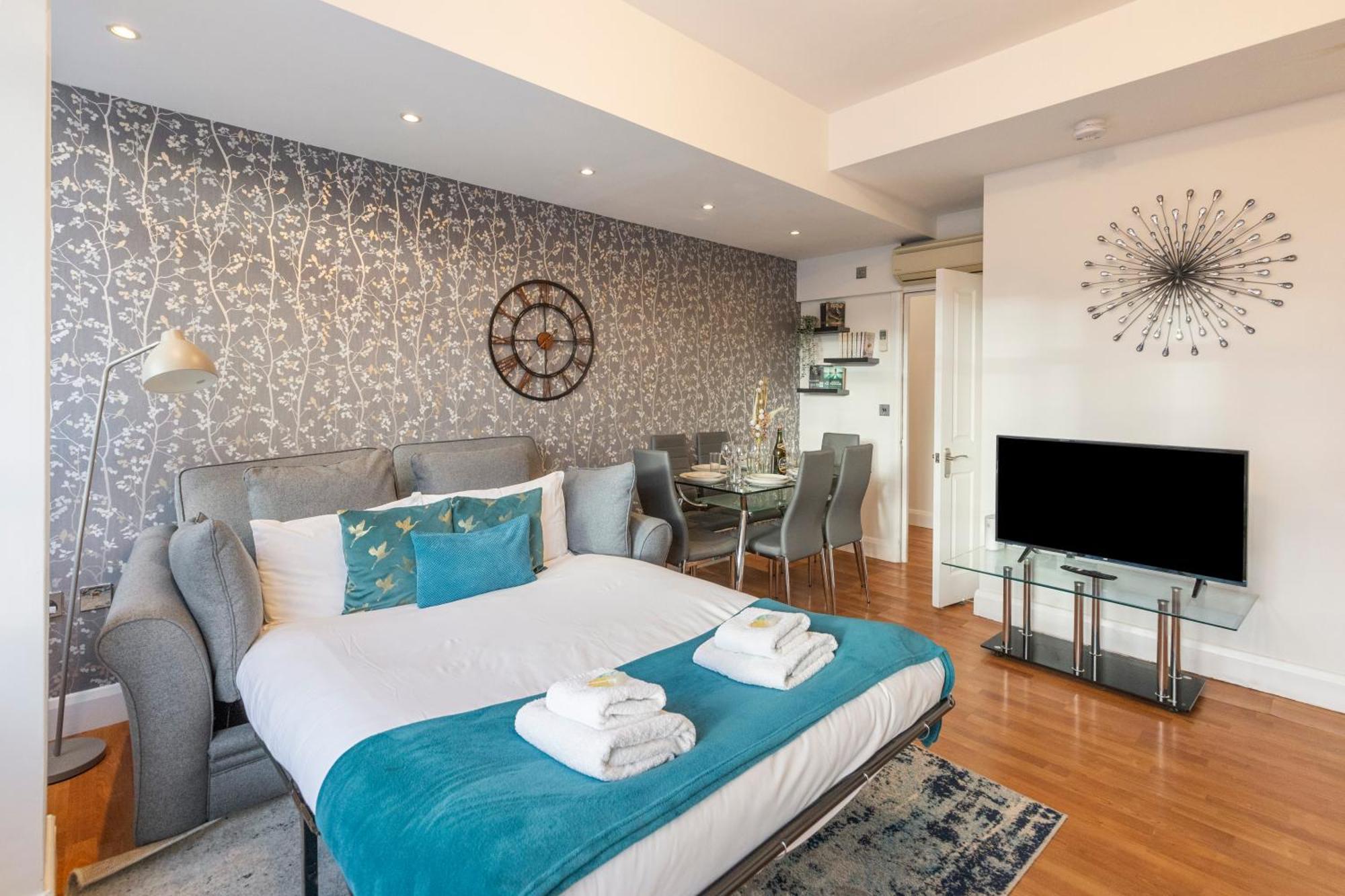 Central Located In City Of - Farringdon Station * London