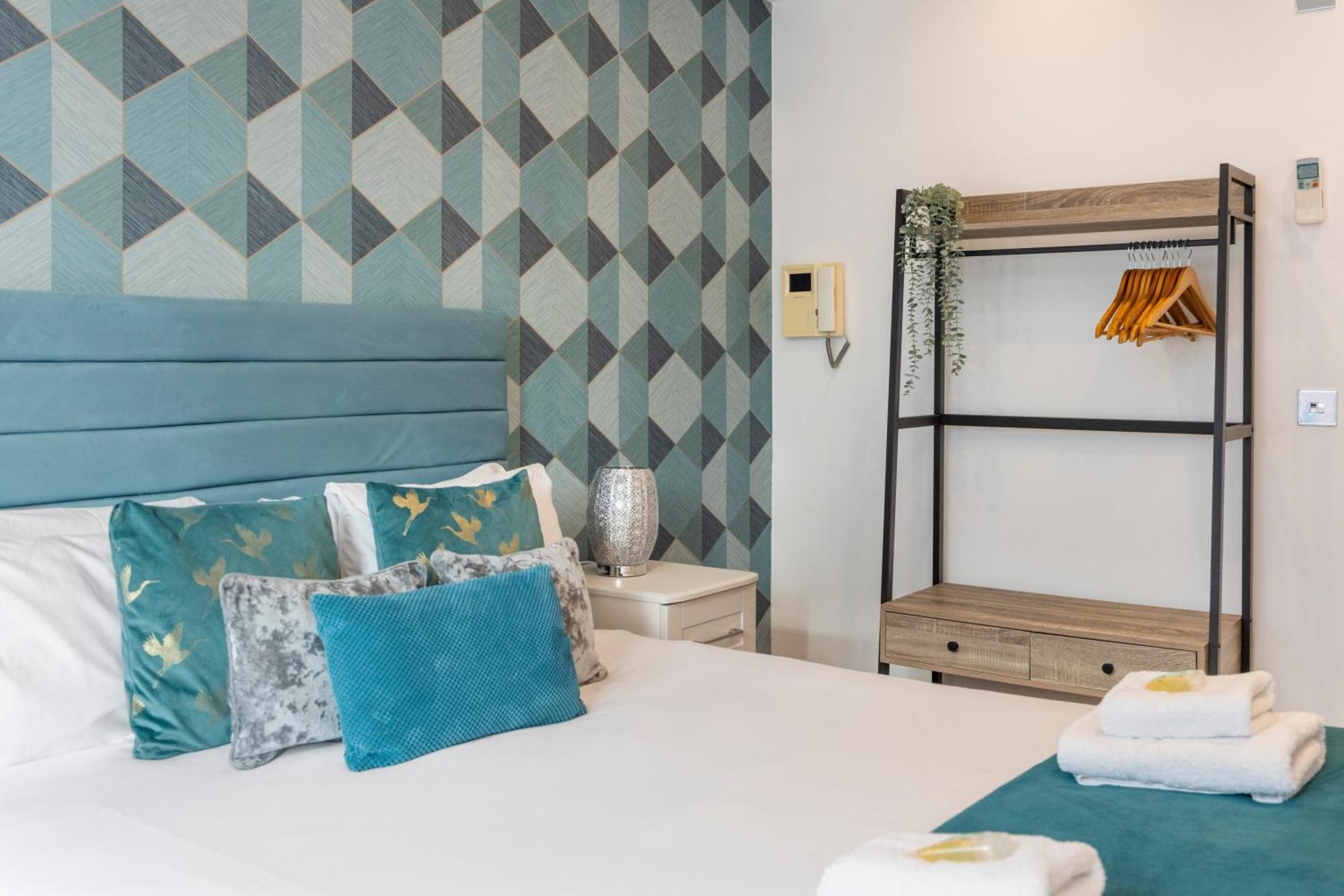 Central Located In City Of - Farringdon Station *
