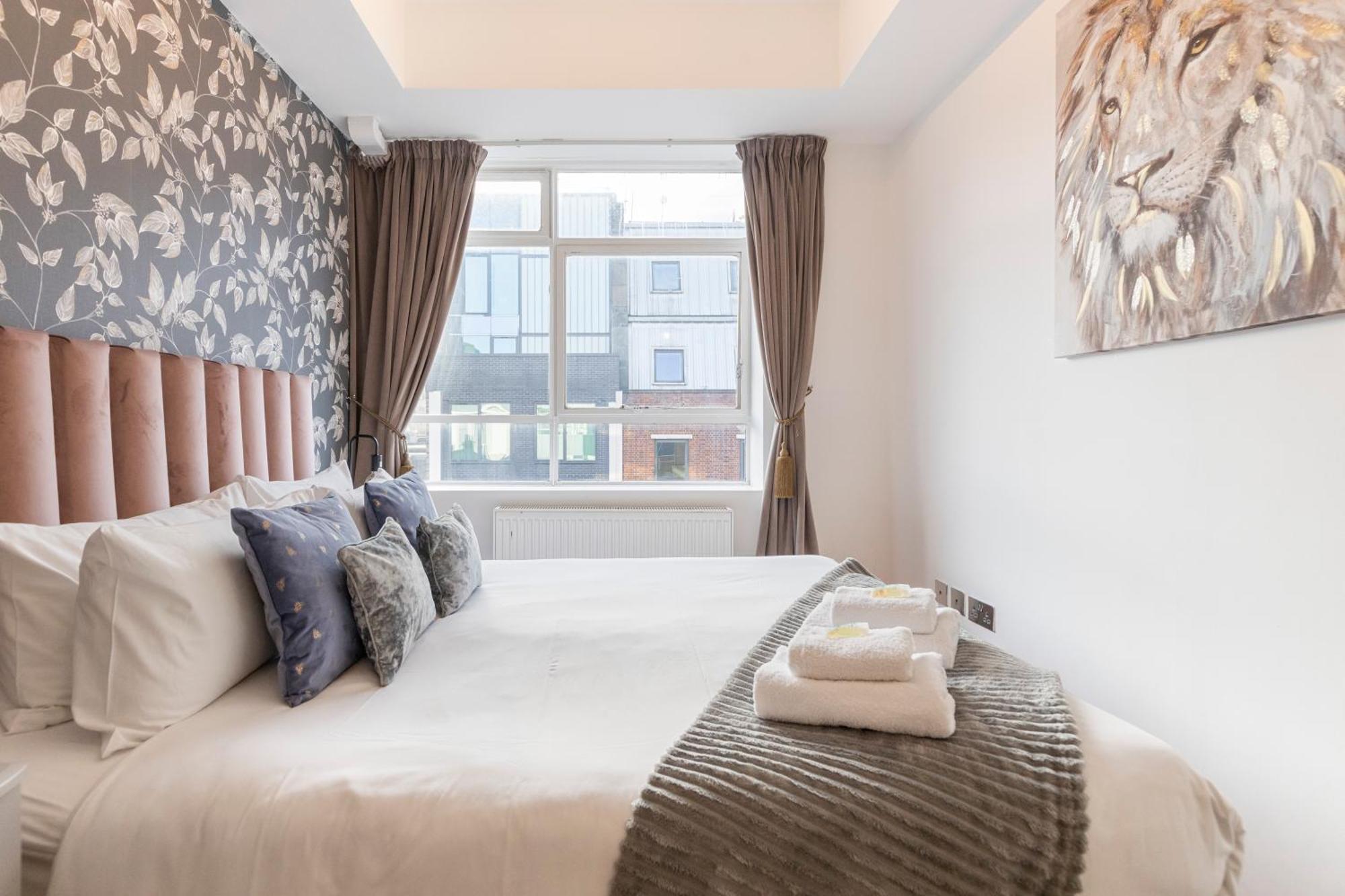 Central Located In City Of - Farringdon Station * London
