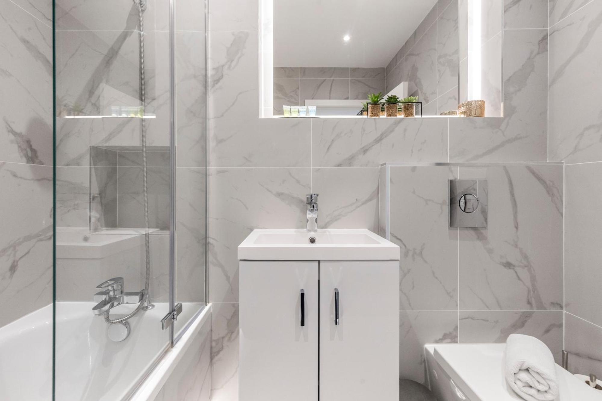 Luxurious 2 Bedroom - - Location * London