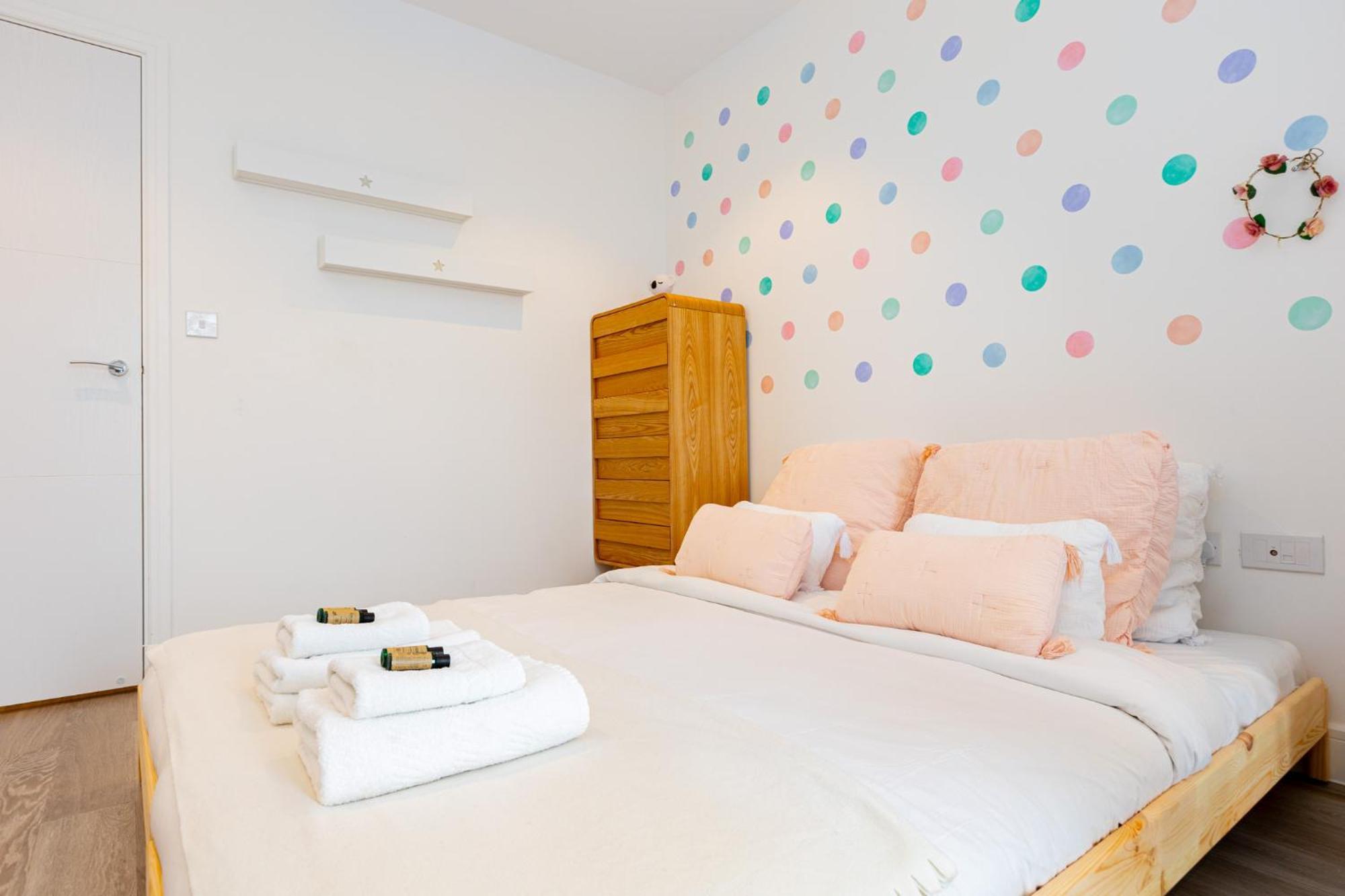 Sensational 2br Wviews & Balcony In Wandsworth *