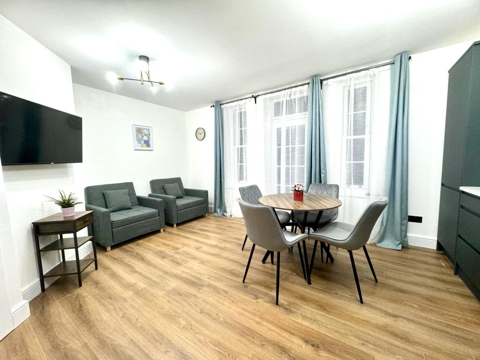Centre One Bedroom Next To Station, Newly Renovated Apartamento