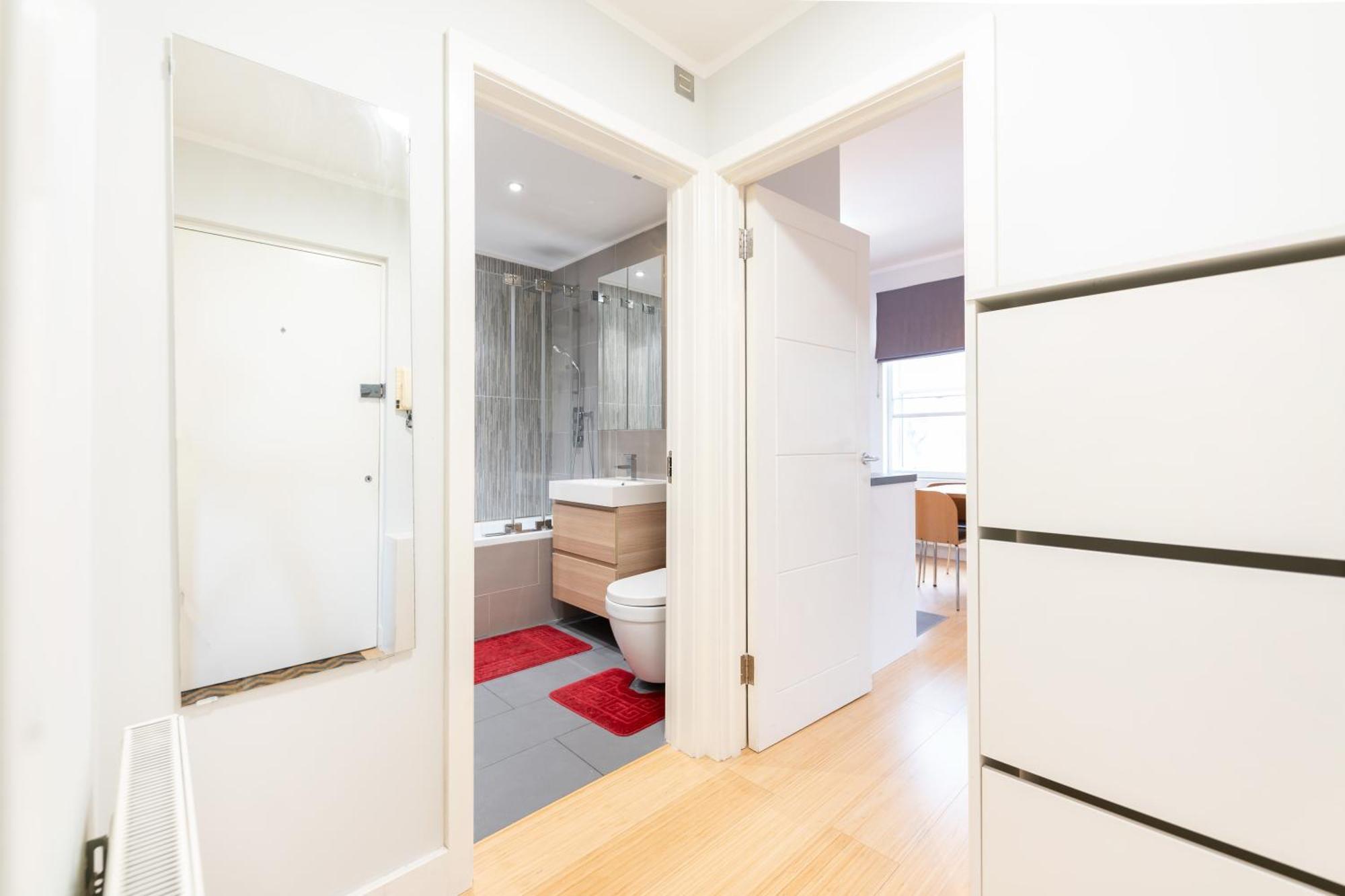 Apartment Special Offer! Bright & - Up To 4 *