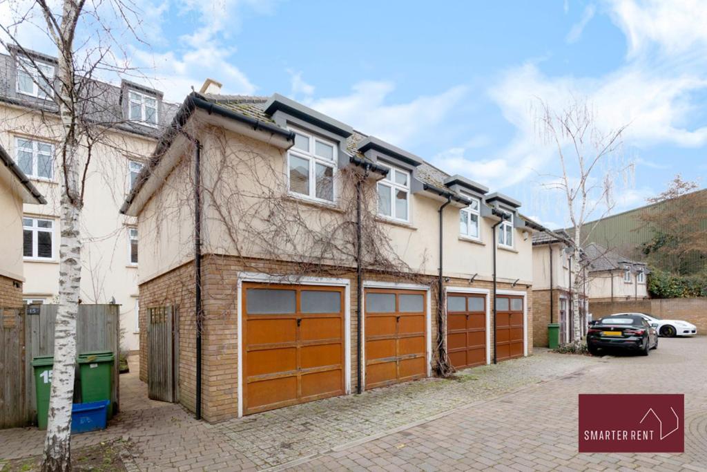 Richmond - 5 Bedroom Townhouse With Parking & Garden Apartment London
