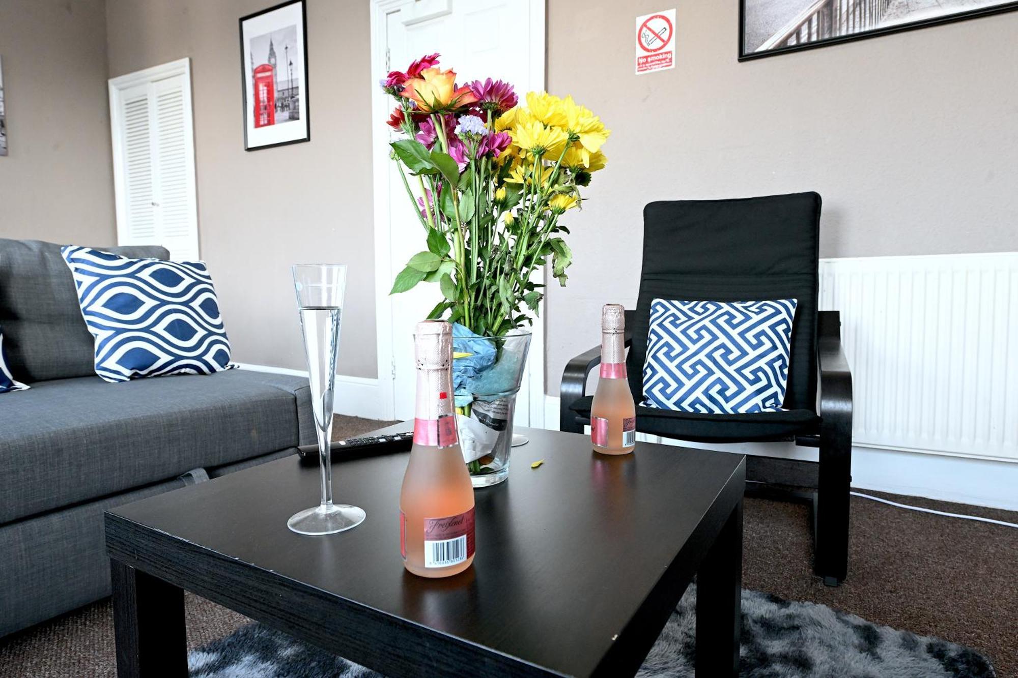 Stunning 3 Bedroom Serviced Flat In North Apartment *