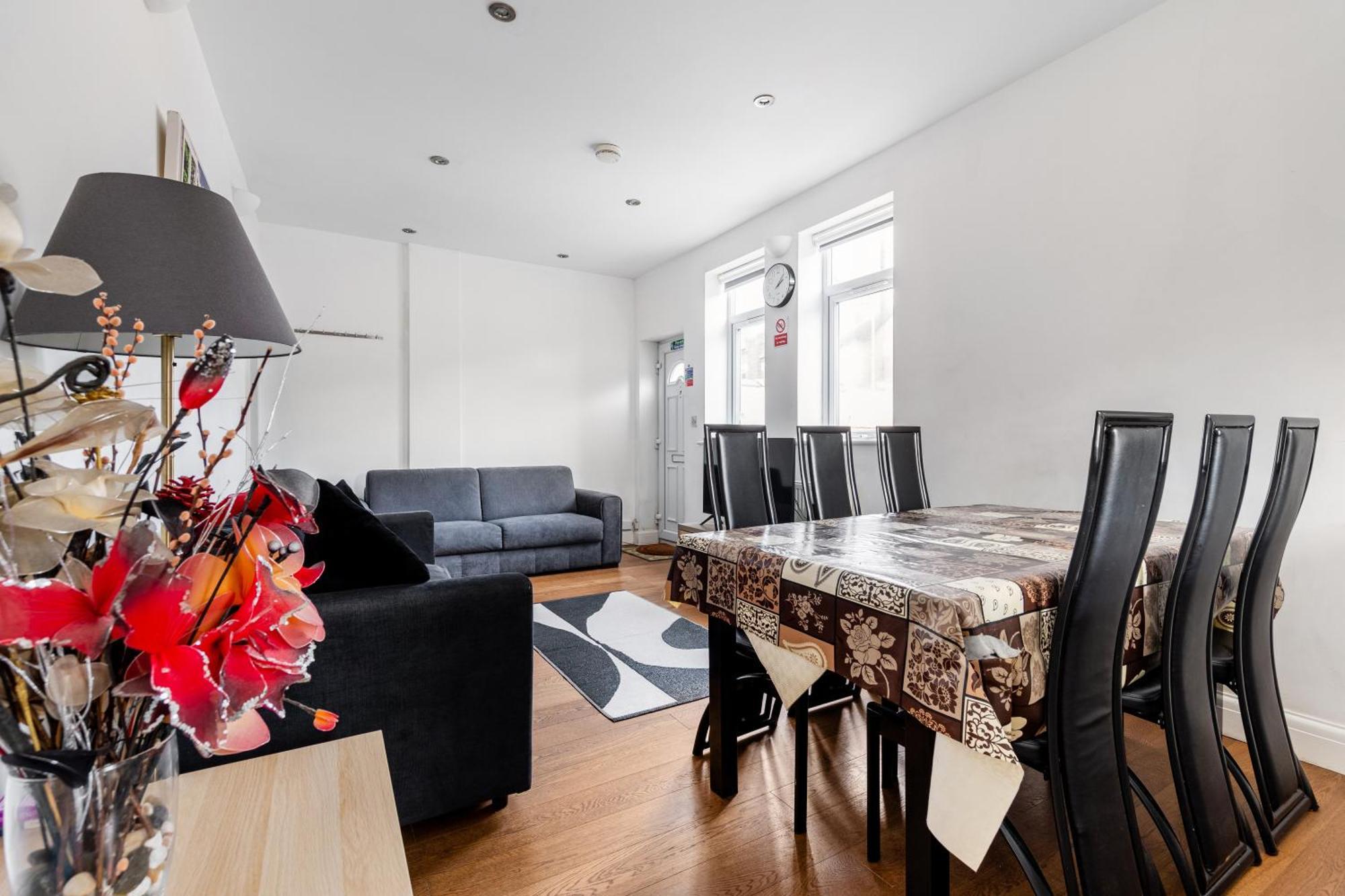 Zone 2 Spacious Two-bedroom With Parking Apartment