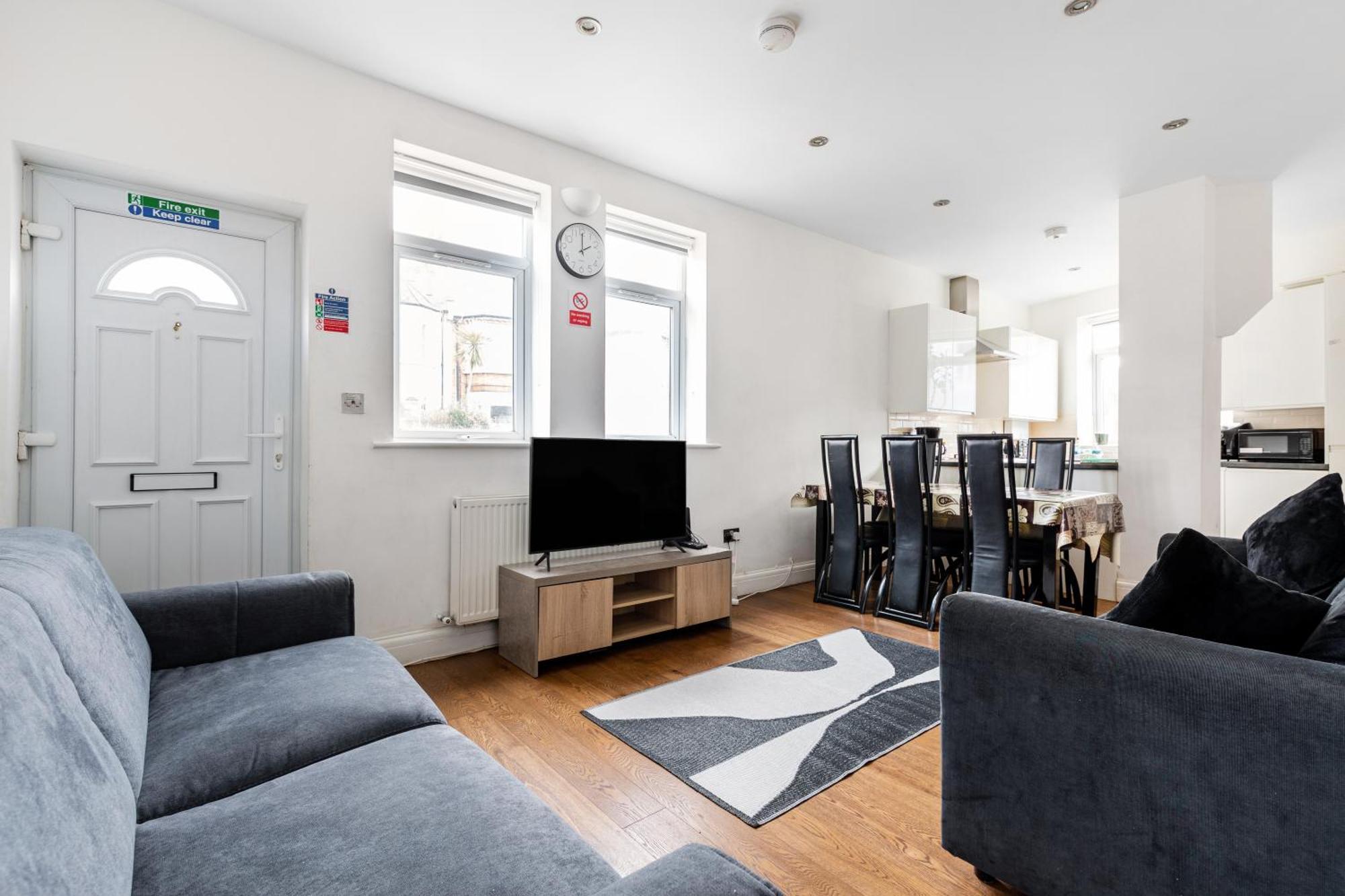 Zone 2 Spacious Two-bedroom With Parking Apartment