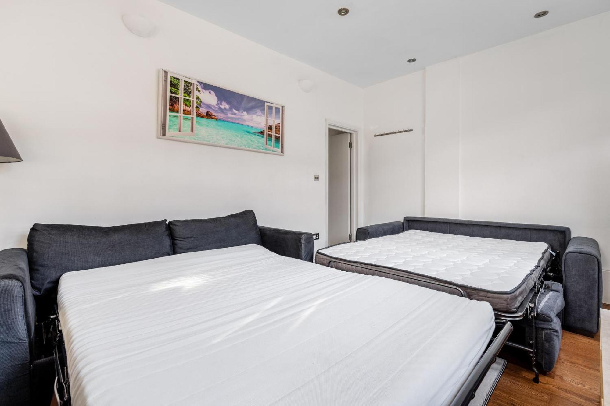 Zone 2 Spacious Two-bedroom With Parking Apartment London