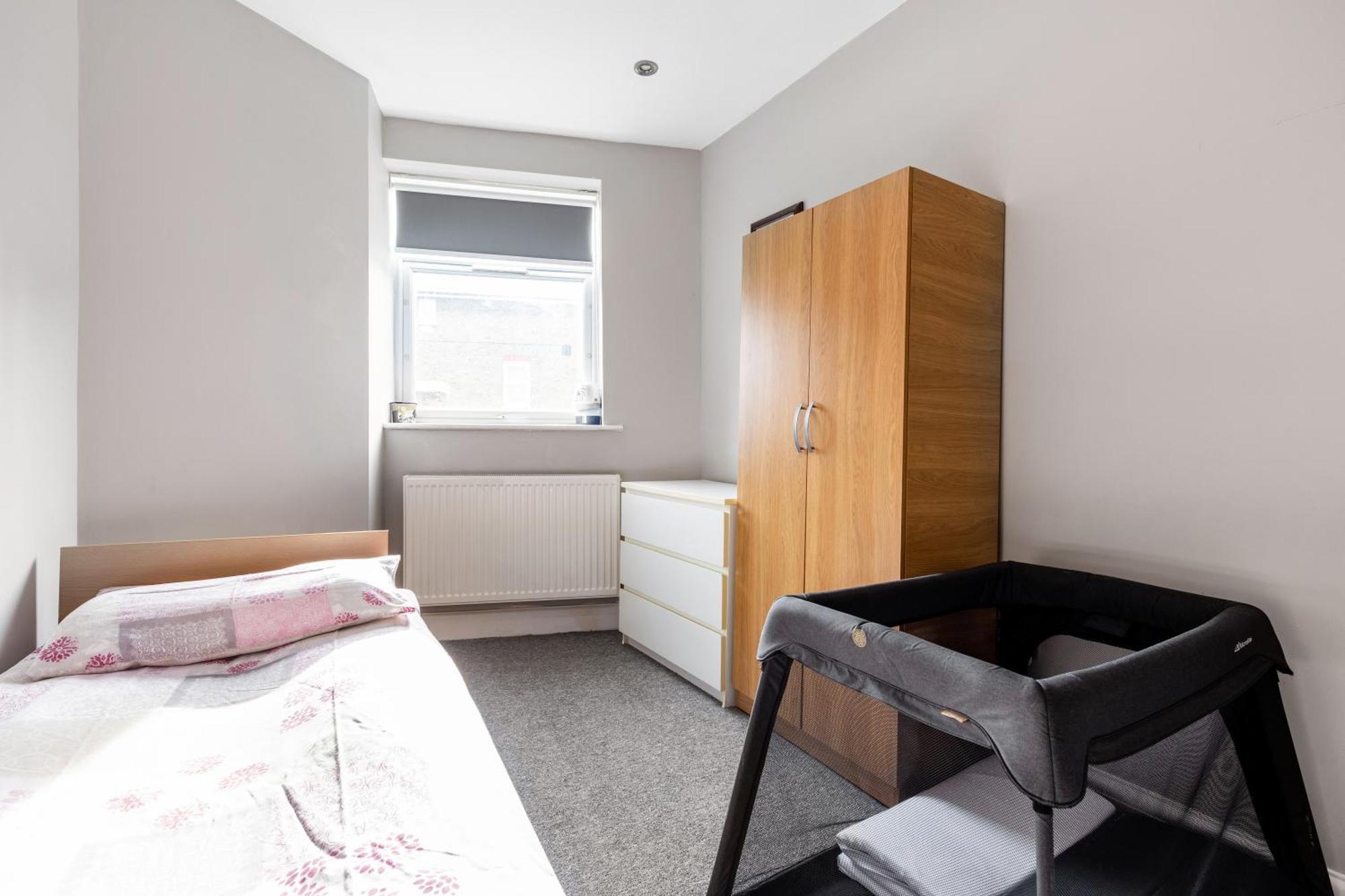 Zone 2 Spacious Two-bedroom With Parking Apartment London