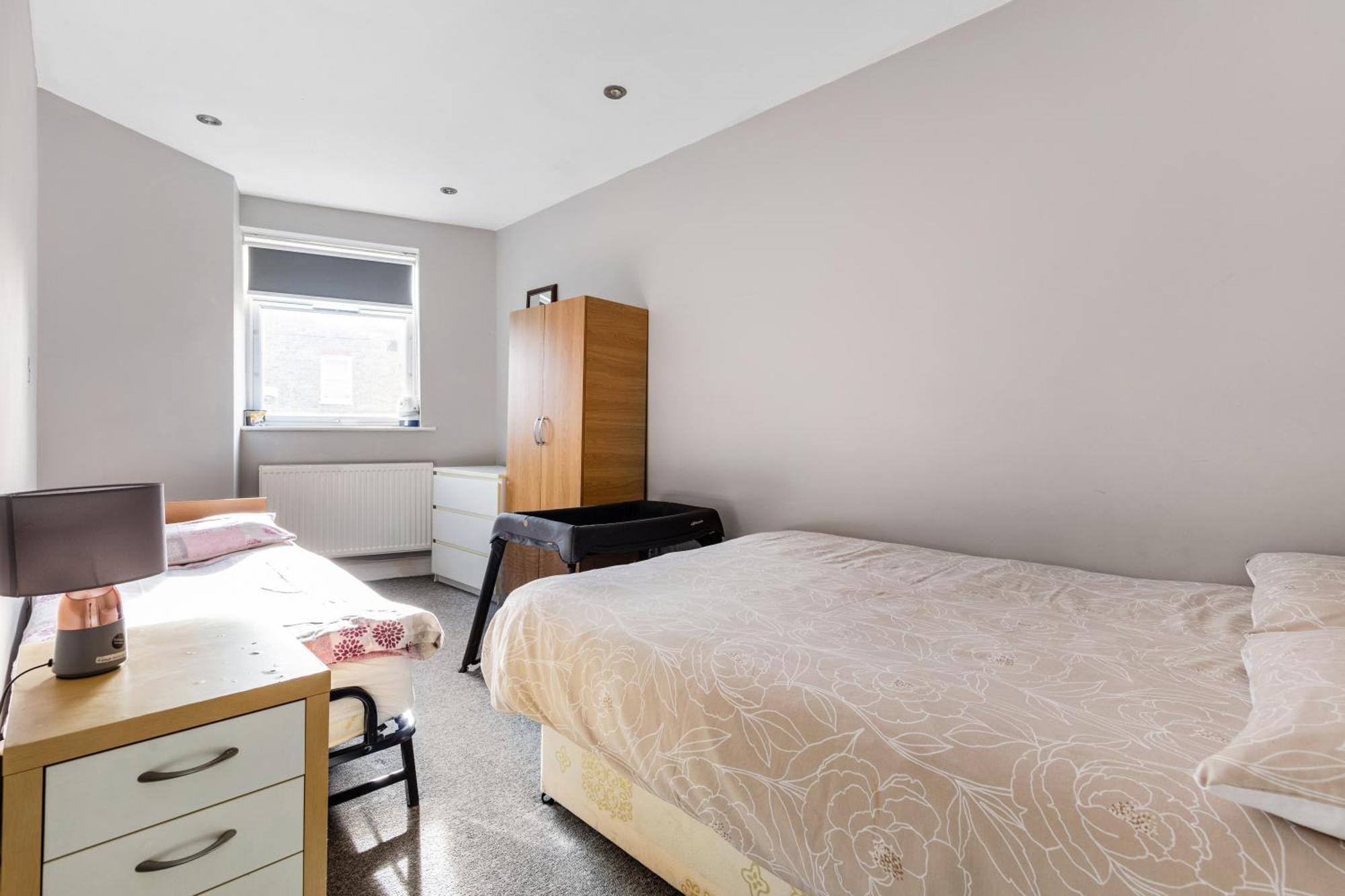 Zone 2 Spacious Two-bedroom With Parking London