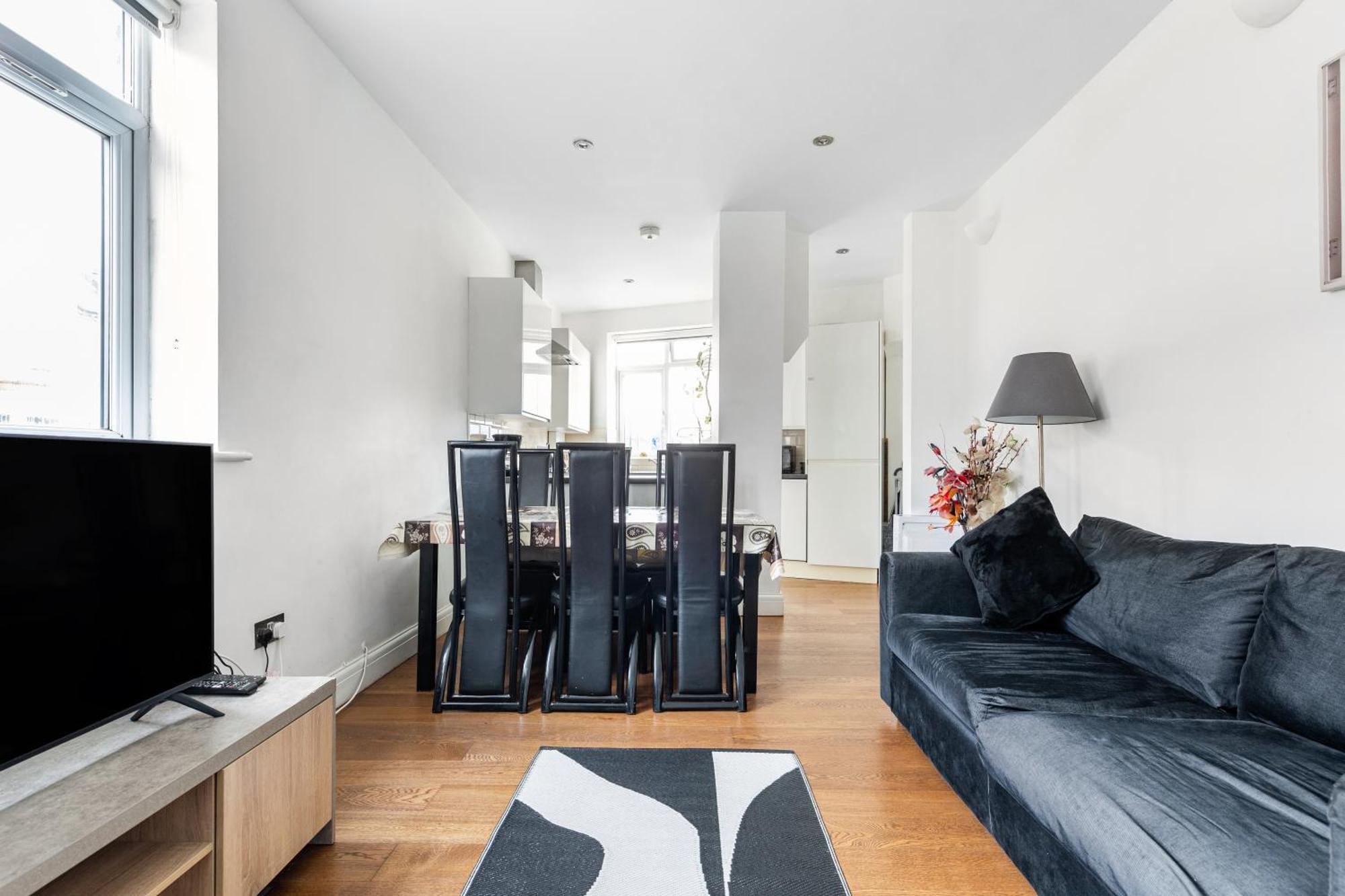Zone 2 Spacious Two-bedroom With Parking Apartment *