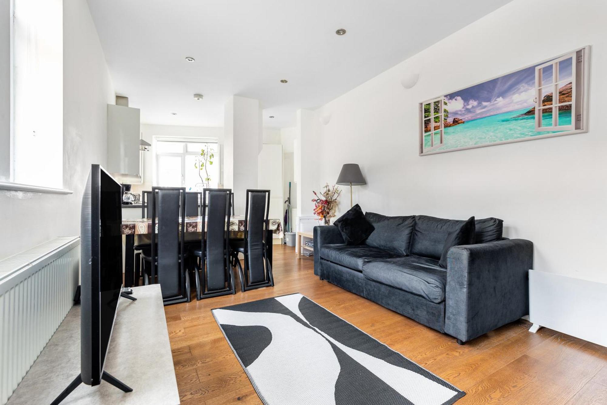 Zone 2 Spacious Two-bedroom With Parking Apartment London