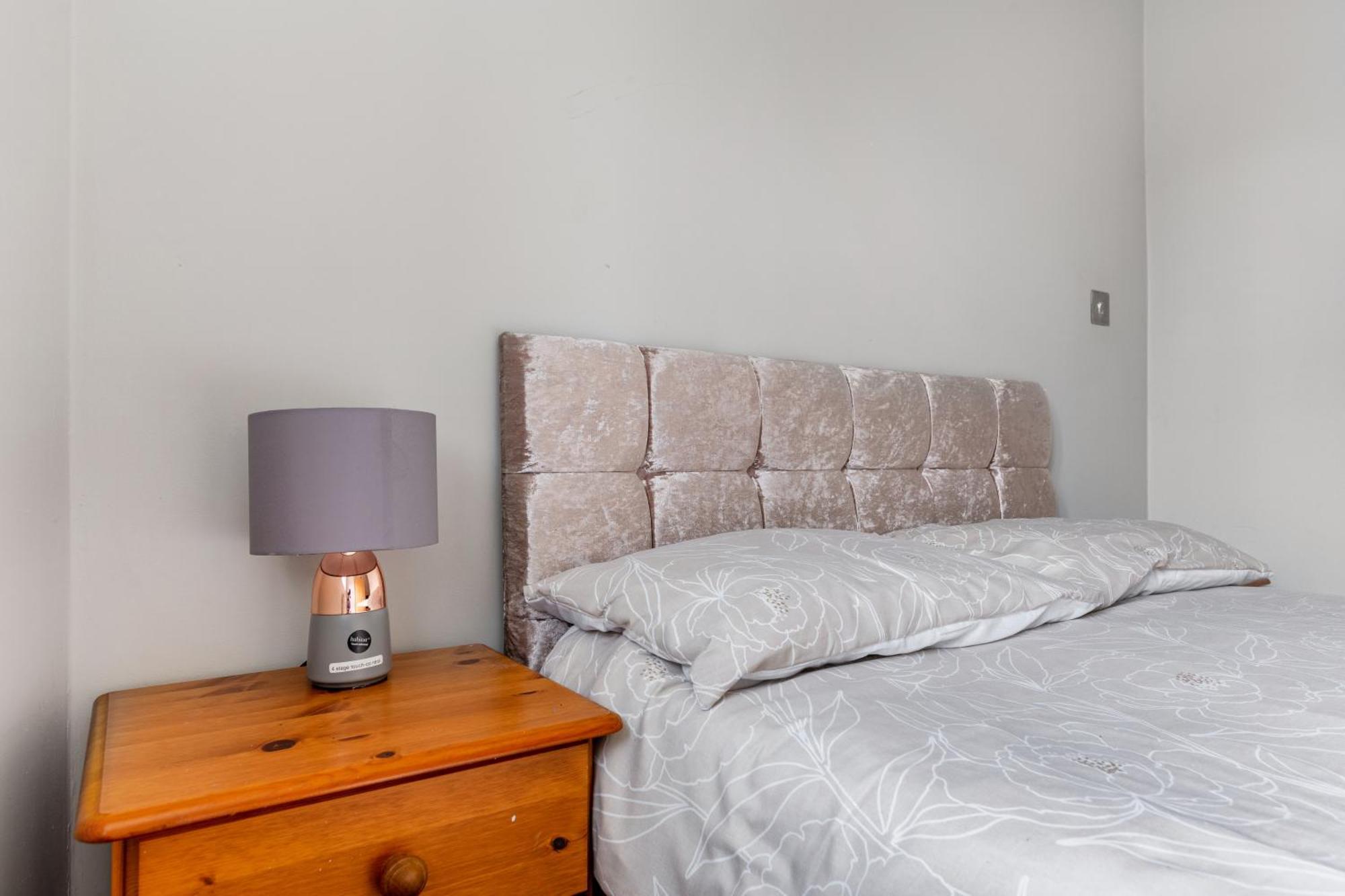 Zone 2 Spacious Two-bedroom With Parking Apartment