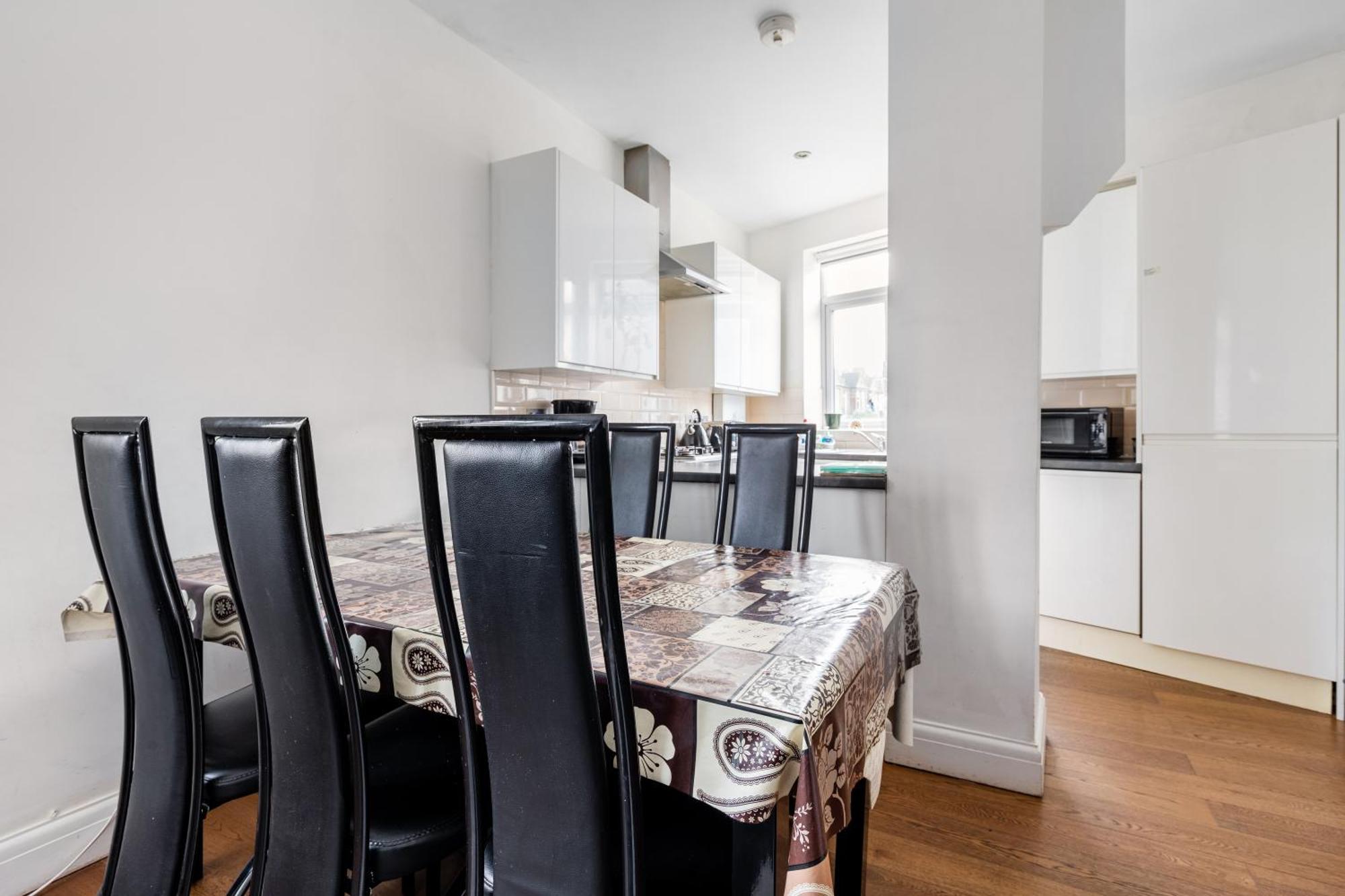 Zone 2 Spacious Two-bedroom With Parking Apartment *