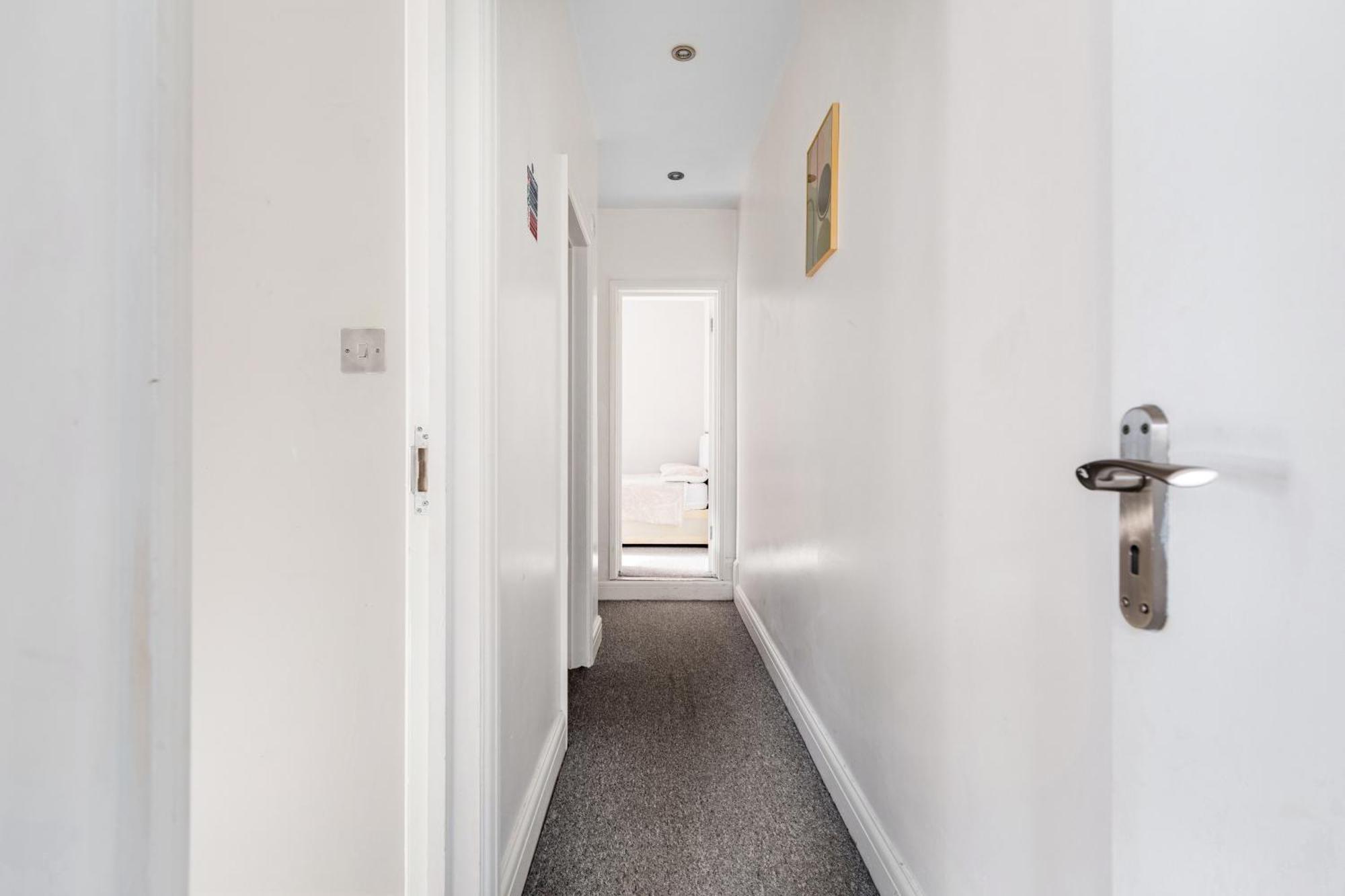 Zone 2 Spacious Two-bedroom With Parking Apartment *