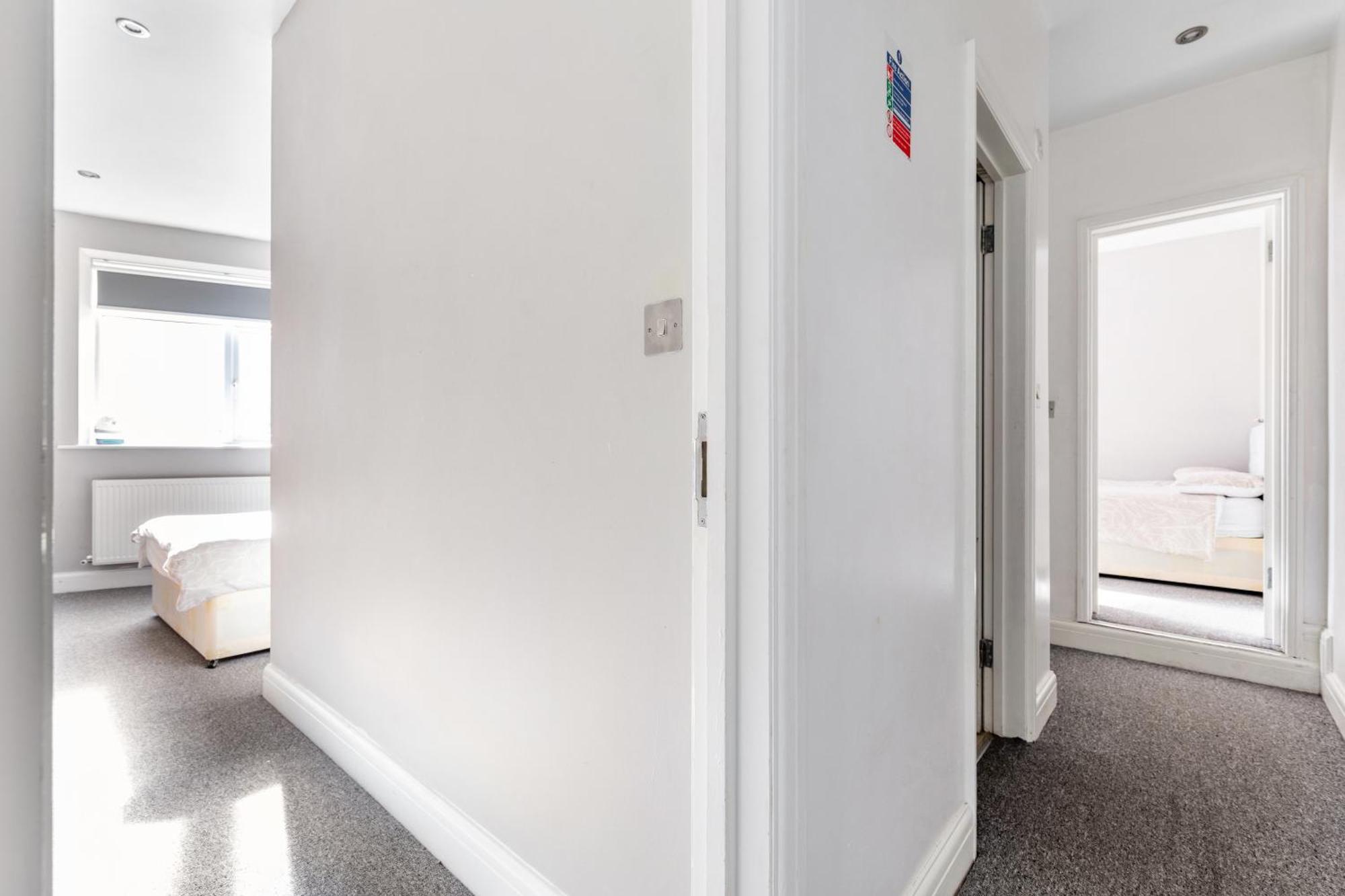 Zone 2 Spacious Two-bedroom With Parking Apartment London