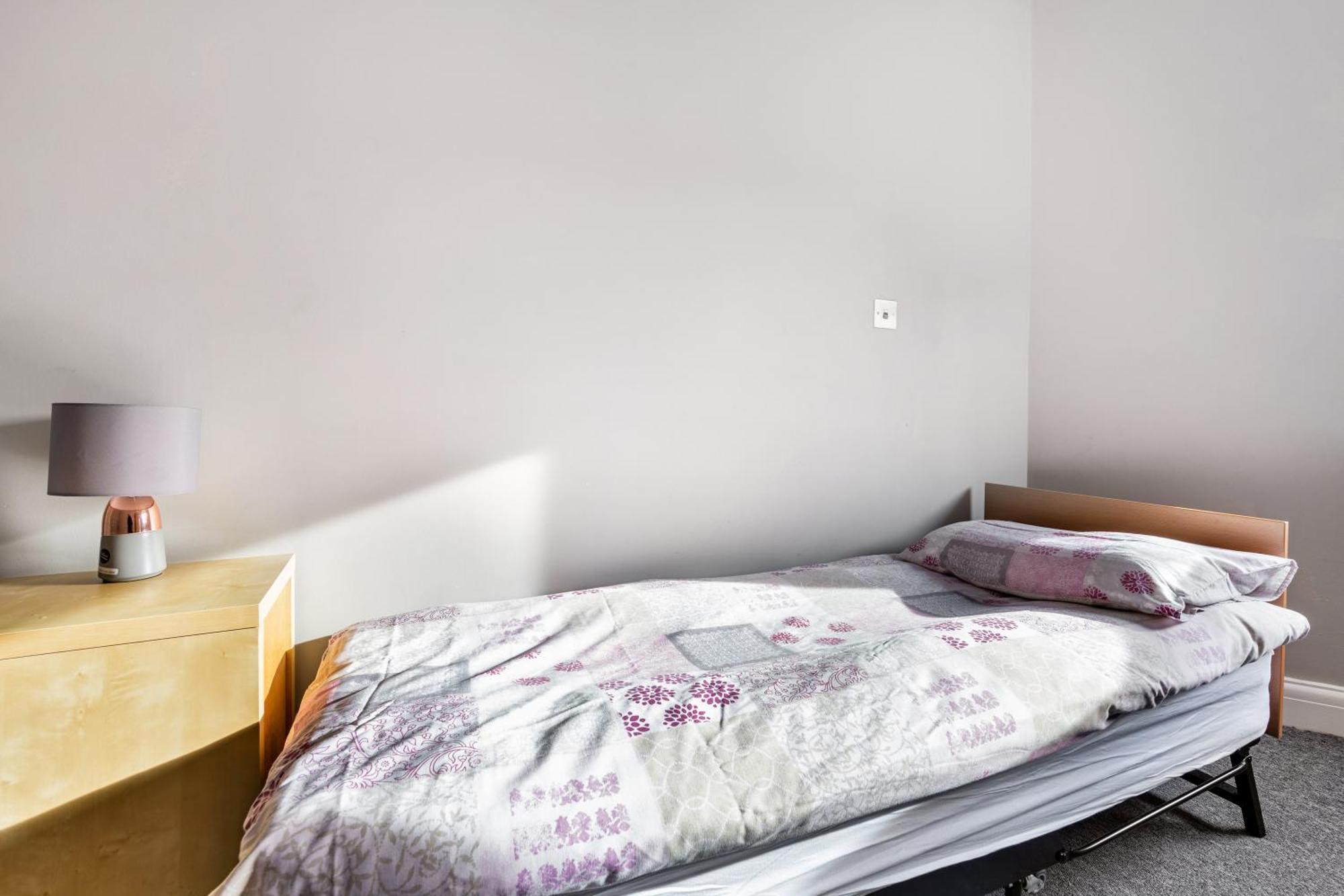 Zone 2 Spacious Two-bedroom With Parking London