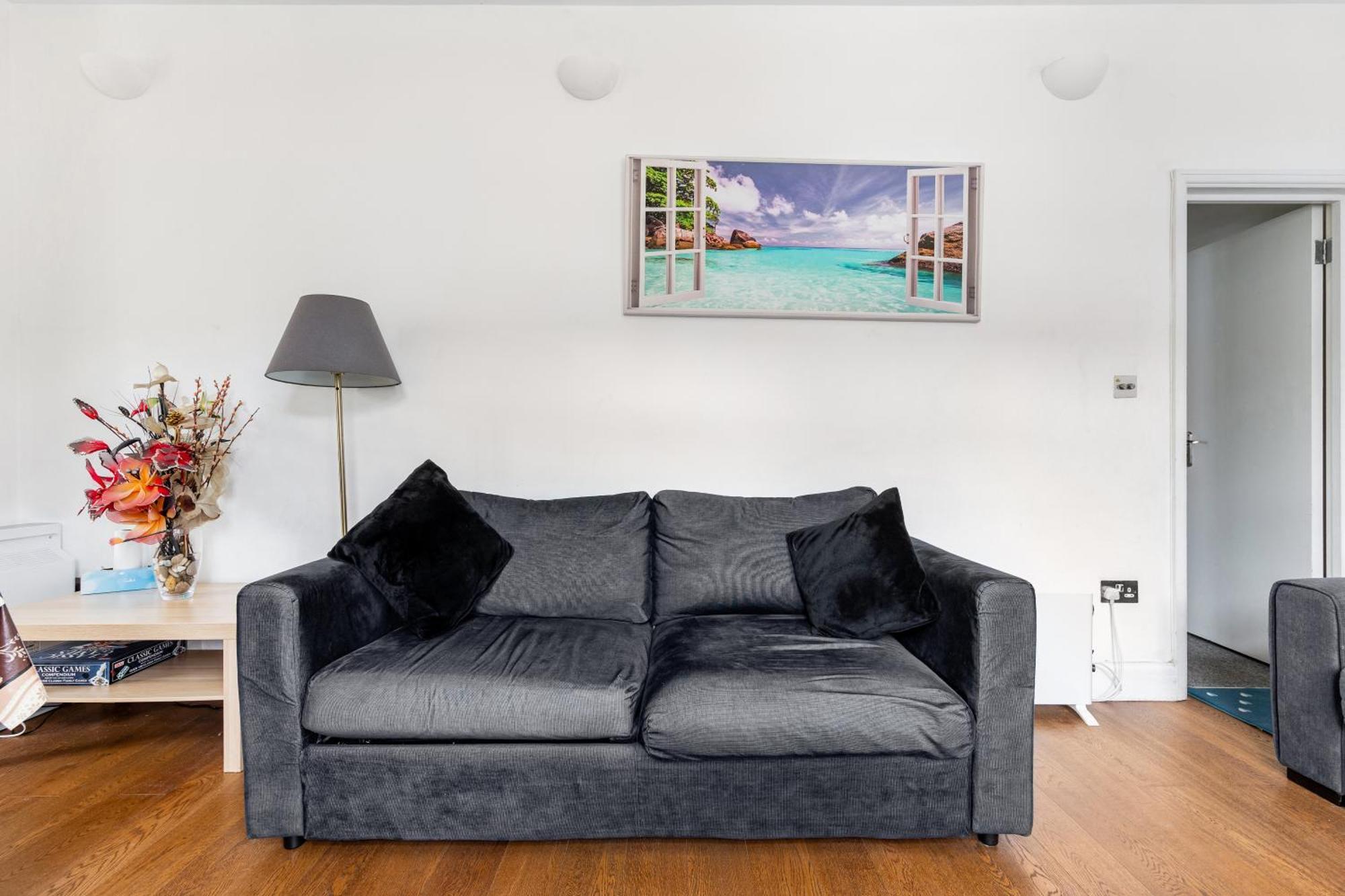 Zone 2 Spacious Two-bedroom With Parking Apartment *