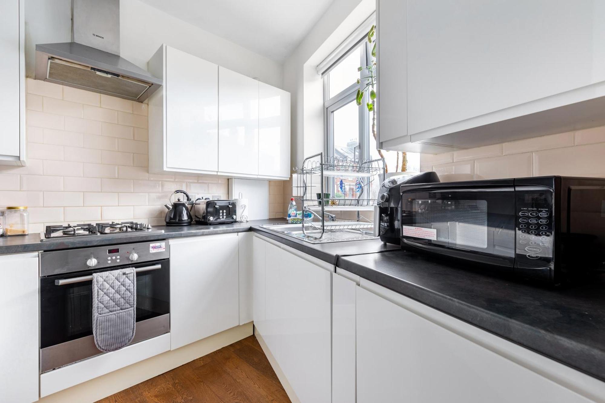 Zone 2 Spacious Two-bedroom With Parking * London