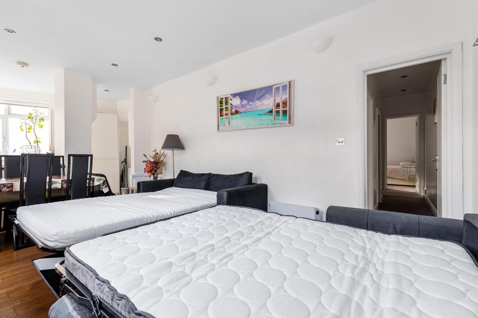 Zone 2 Spacious Two-bedroom With Parking Apartment London