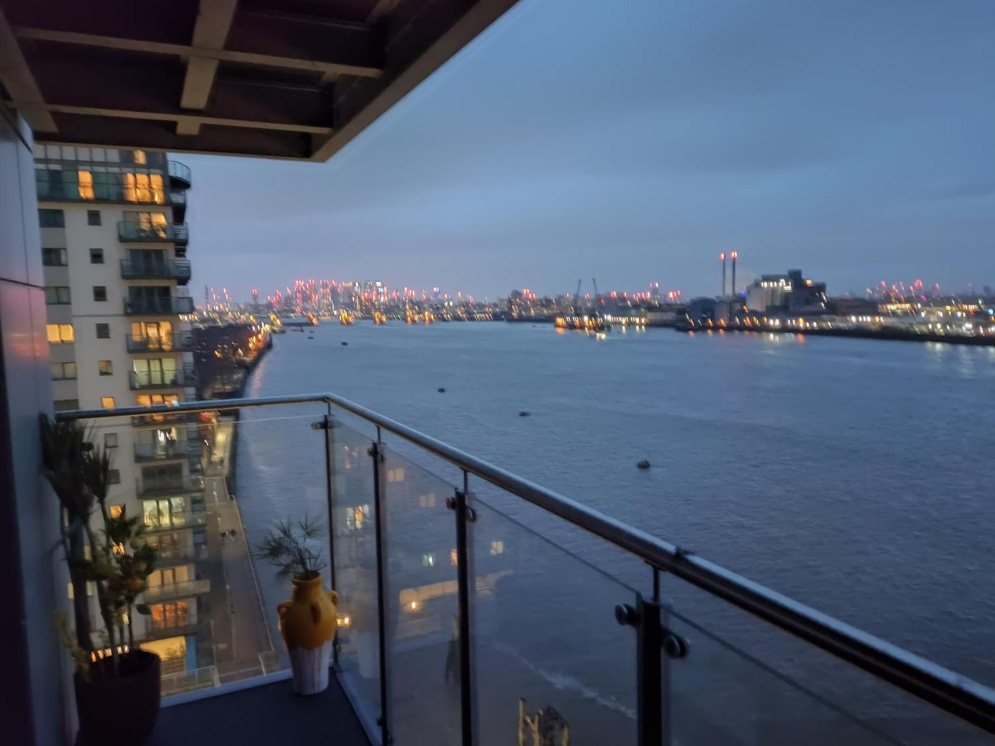 Snuggle Inn: Riverside With Thames Views London