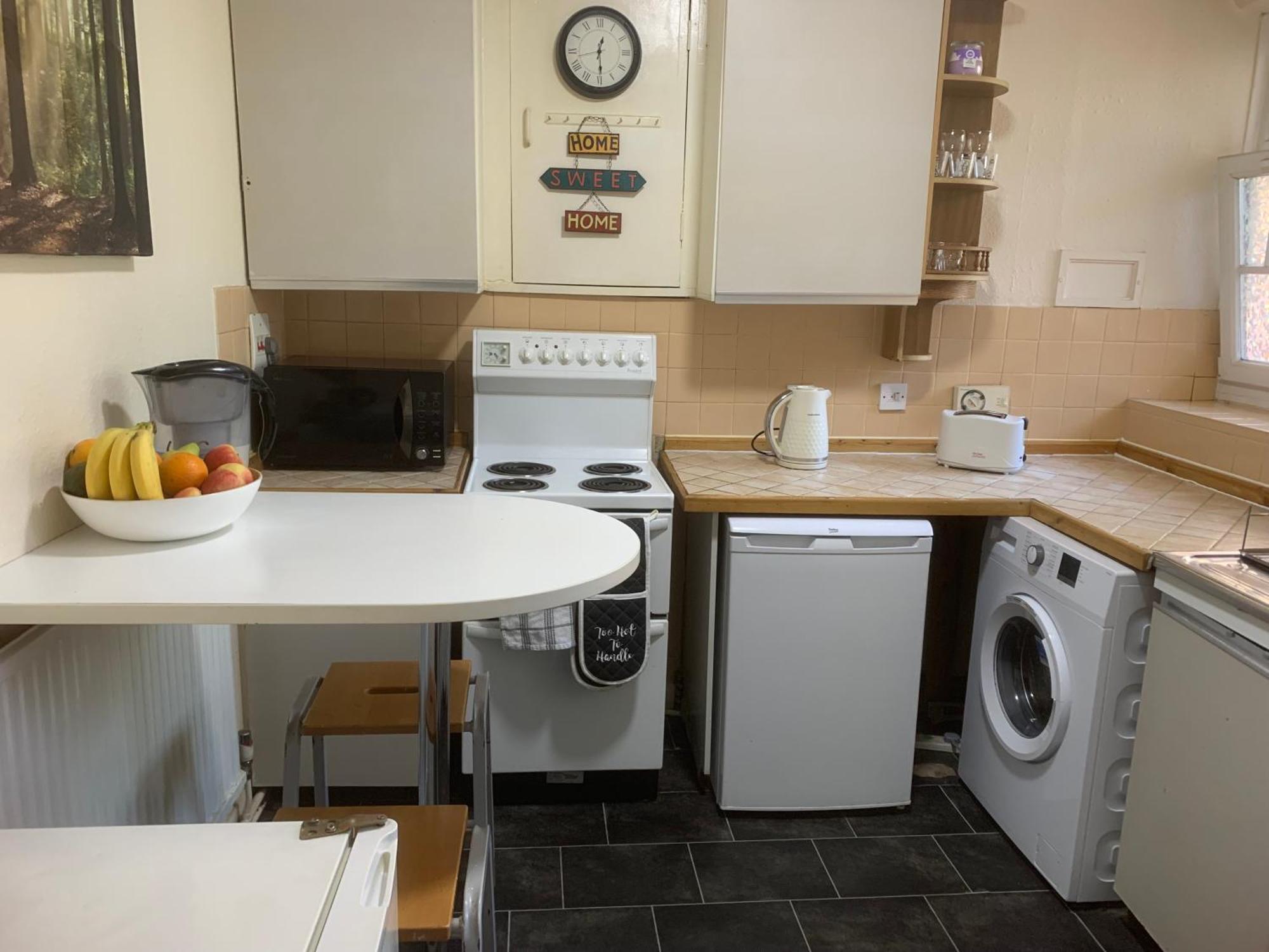 Location! Double Bedroom 2 Mins Walk From Battersea Power Underground Station!